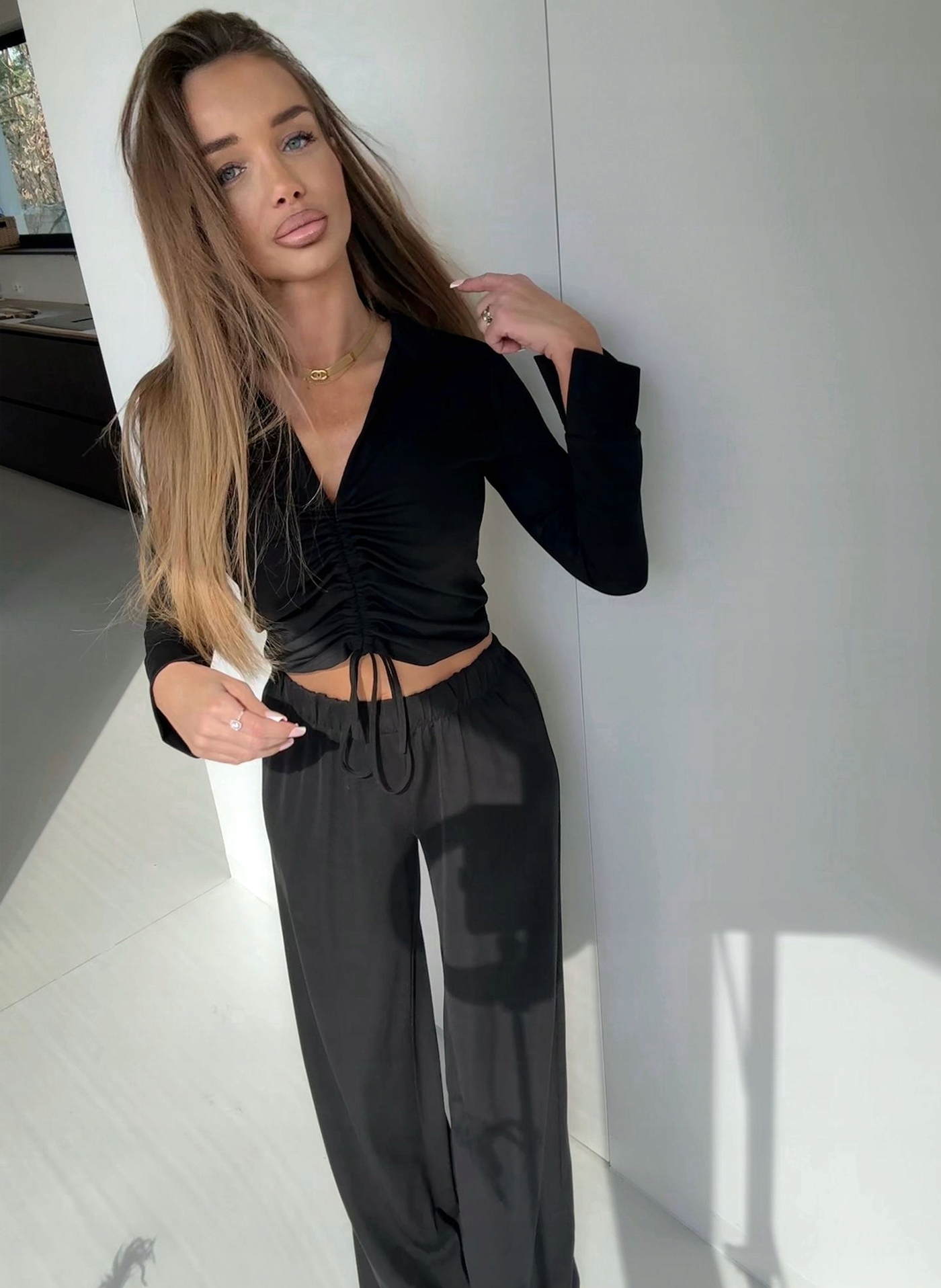 Czarny komplet damski Crewt szerokie spodnie bluzka Agatha Studio