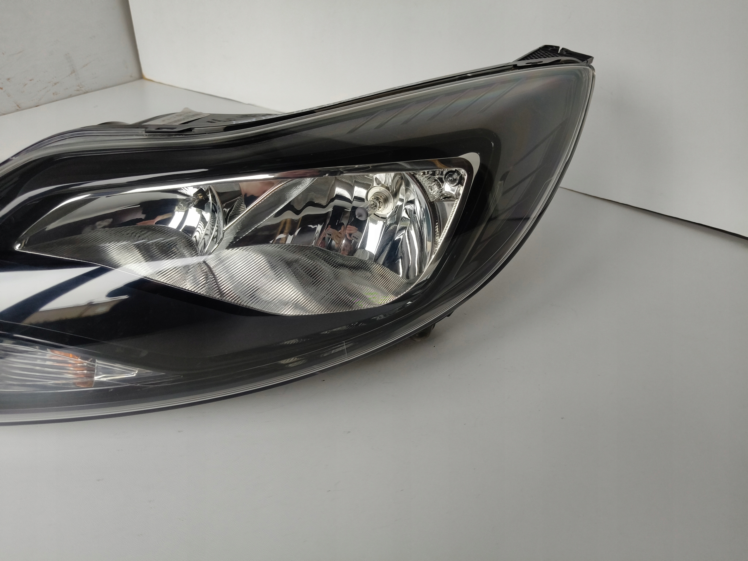 light left REFLEKTOR FORD FOCUS MK3 11-14 CIEMNA
