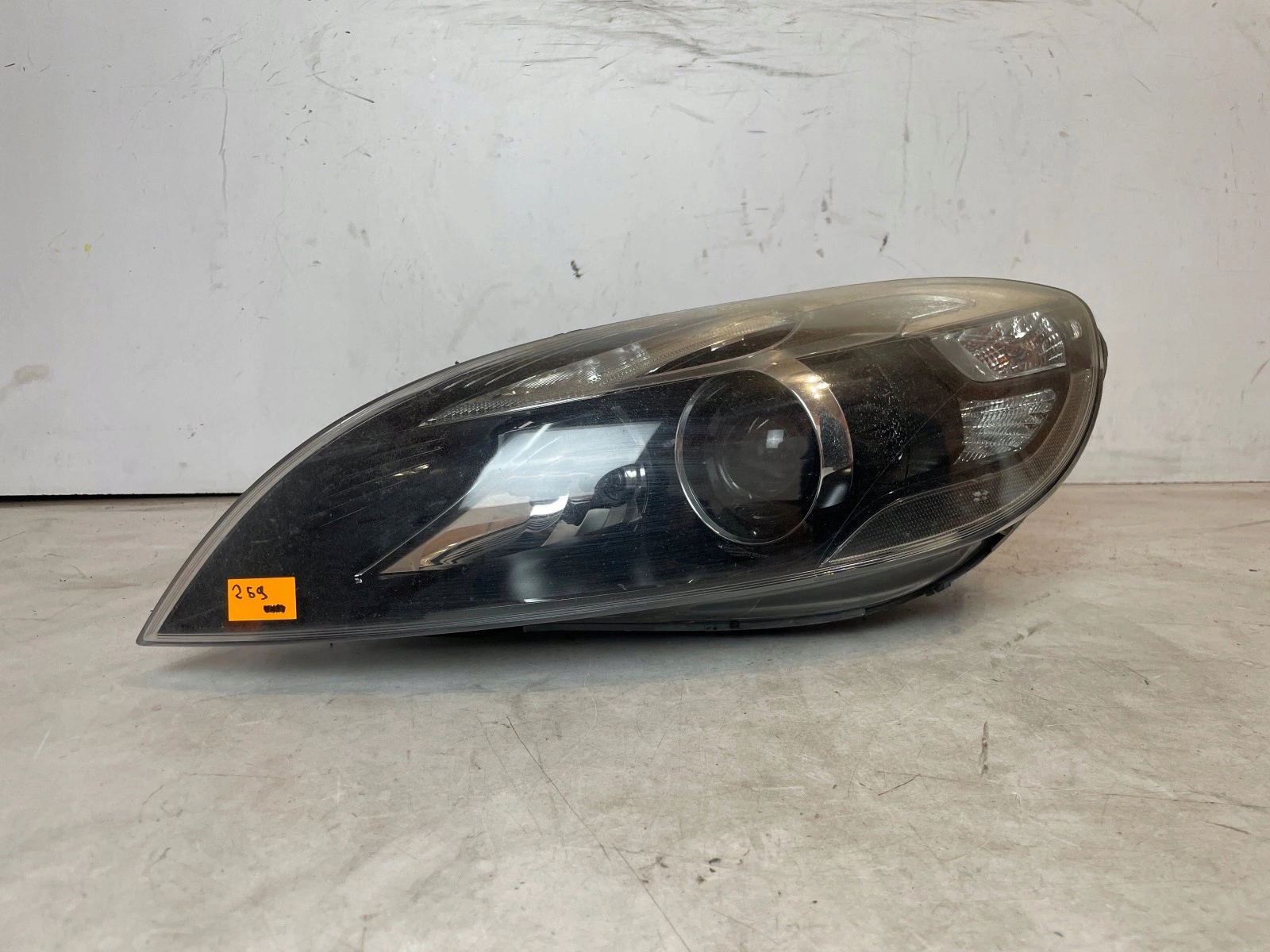 damaged light front front left Volvo V40 II Xenon UK