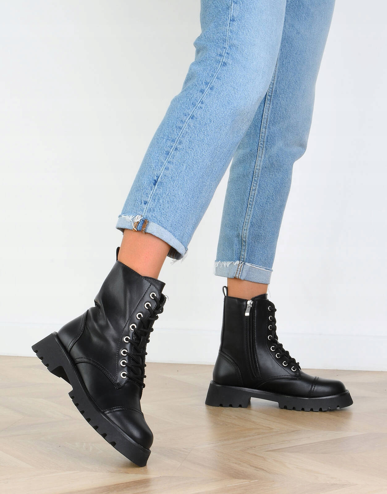 7686 CZARNE BOTKI TRAPERY GLANY SZNUROWANE 40 Wzór dominujący bez wzoru