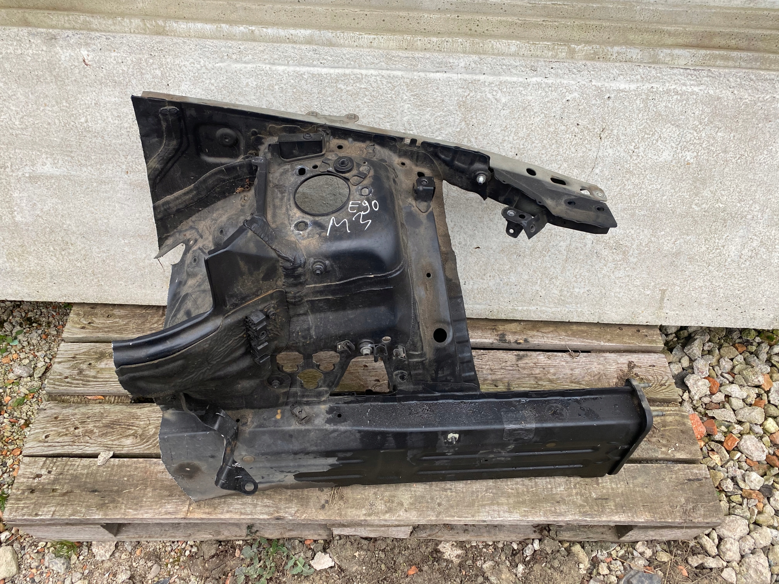 CWIARTKA PODLUZNICA LEWA PRZOD BMW M3 E90