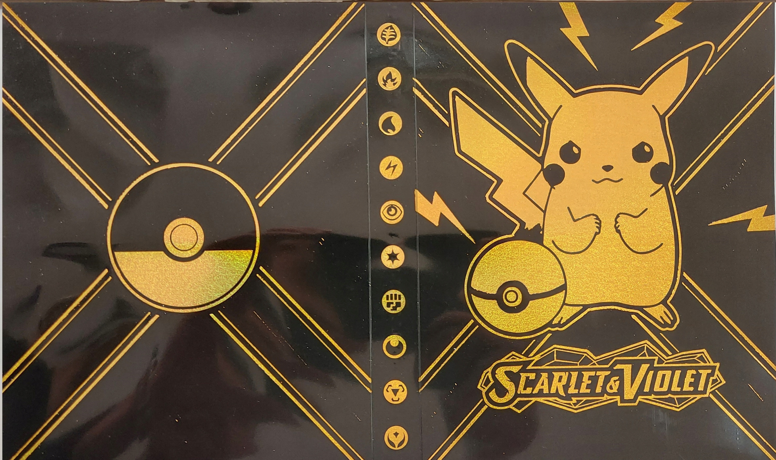 KLASER ALBUM Z PIKACHU NA 240 KART POKEMON + PREZENT GRATIS 30 KARTY Typ Podstawa