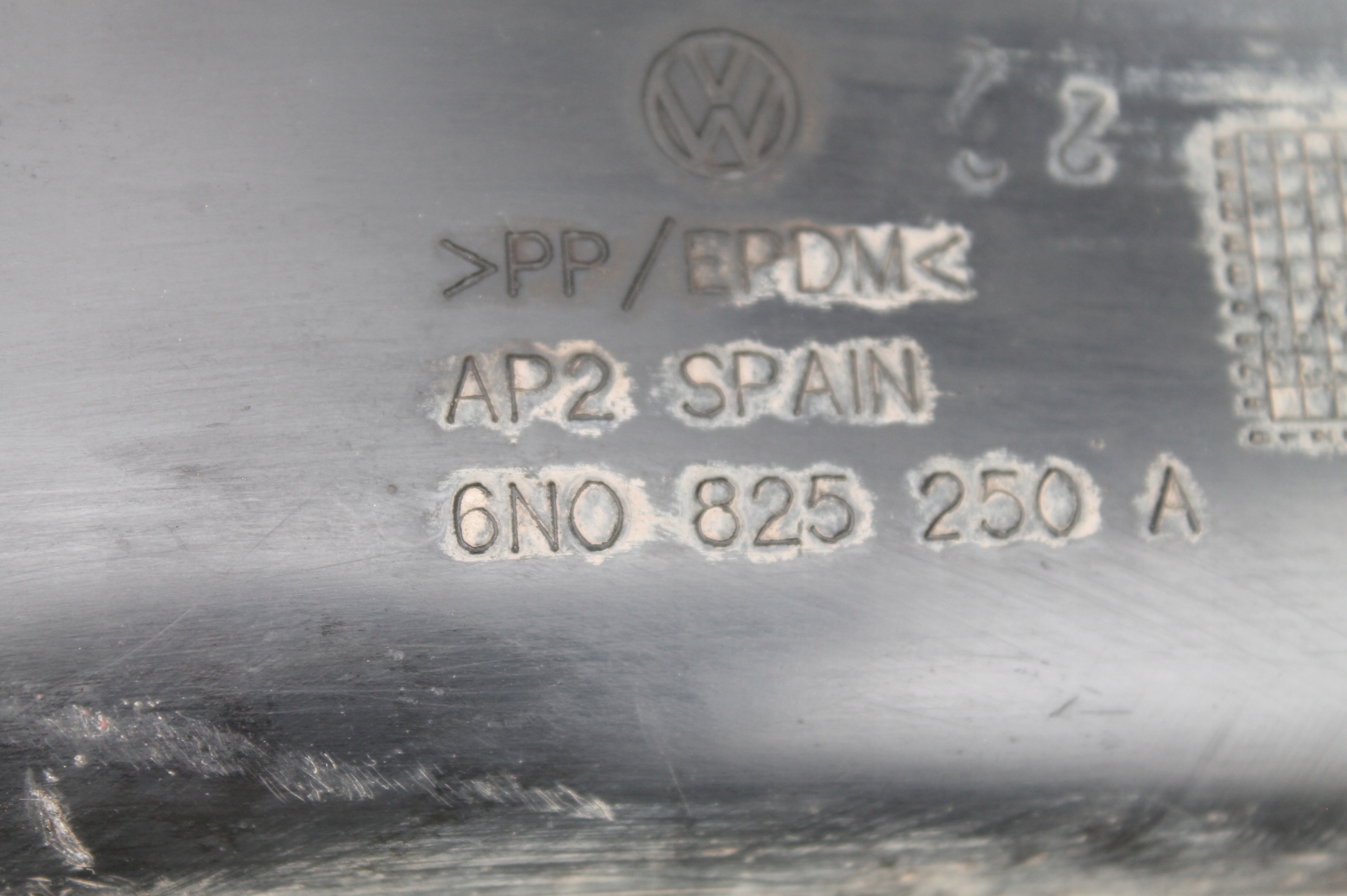 LUPO OSŁONA PRAWA SILNIKA ALTERNATORA 6N0825250A Producent części Volkswagen OE