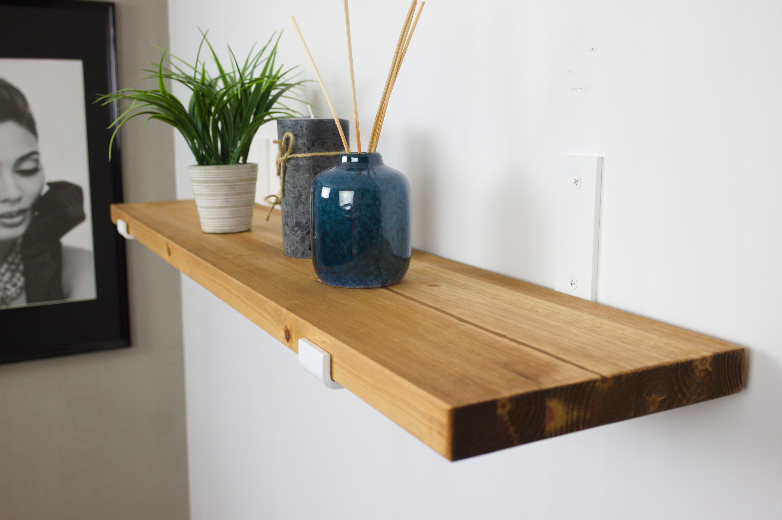 Biela závesná nástenná polica Industriálna drevená hrubá do obývačky 120 cm