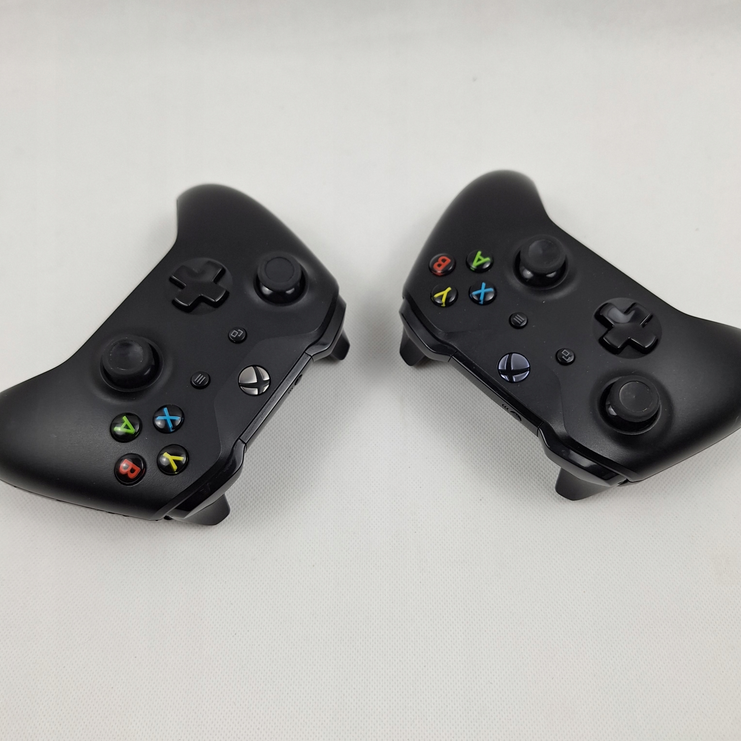 ZESTAW KONSOLA XBOX ONE SLIM 500GB + 2X PAD CZARNY + GRA BATTLEFIELD 1 Dołączone gry Battlefield 1