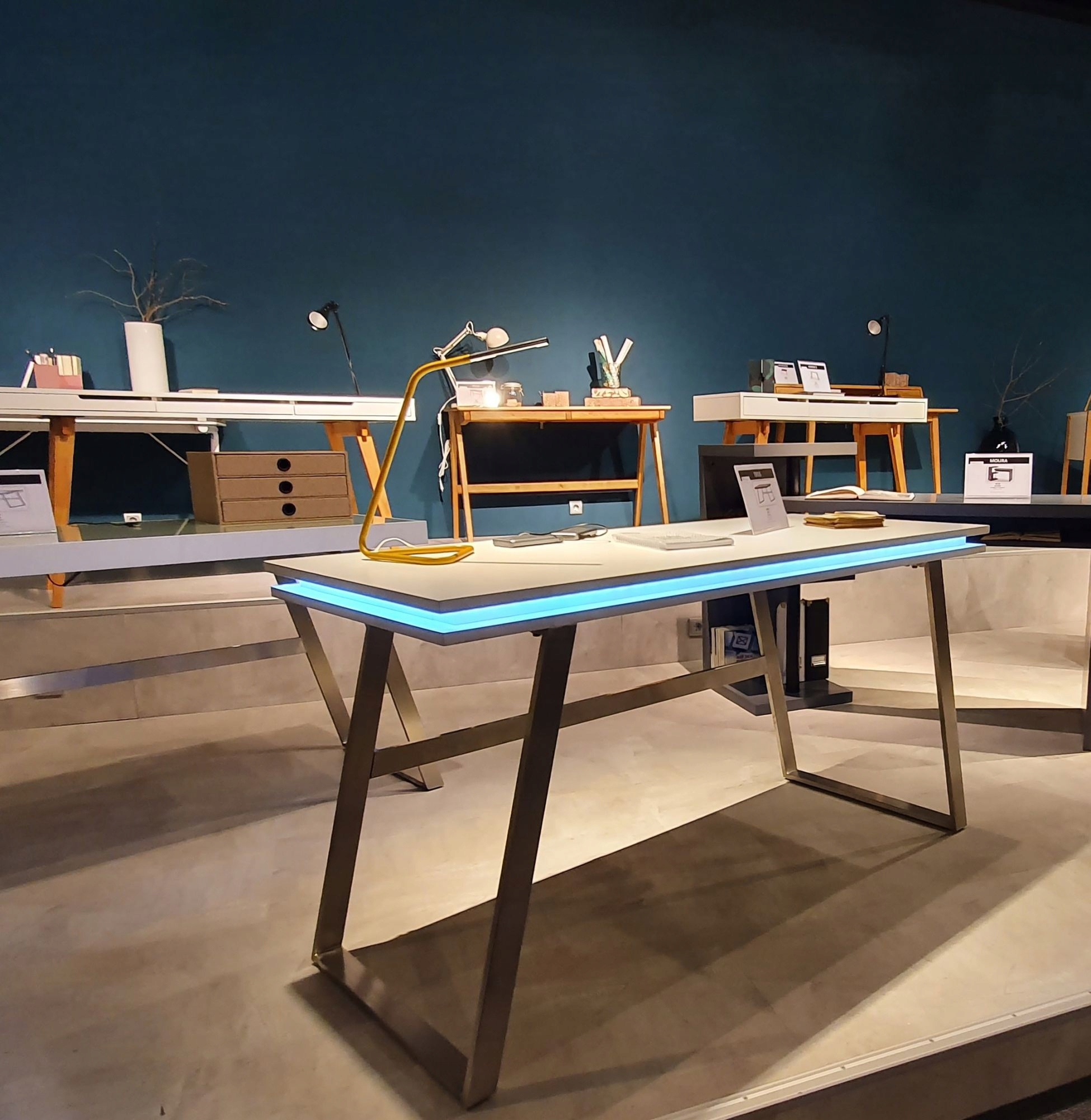 Biurko Tiflis białe toaletka lakier mat +LED Szerokość mebla 140 cm