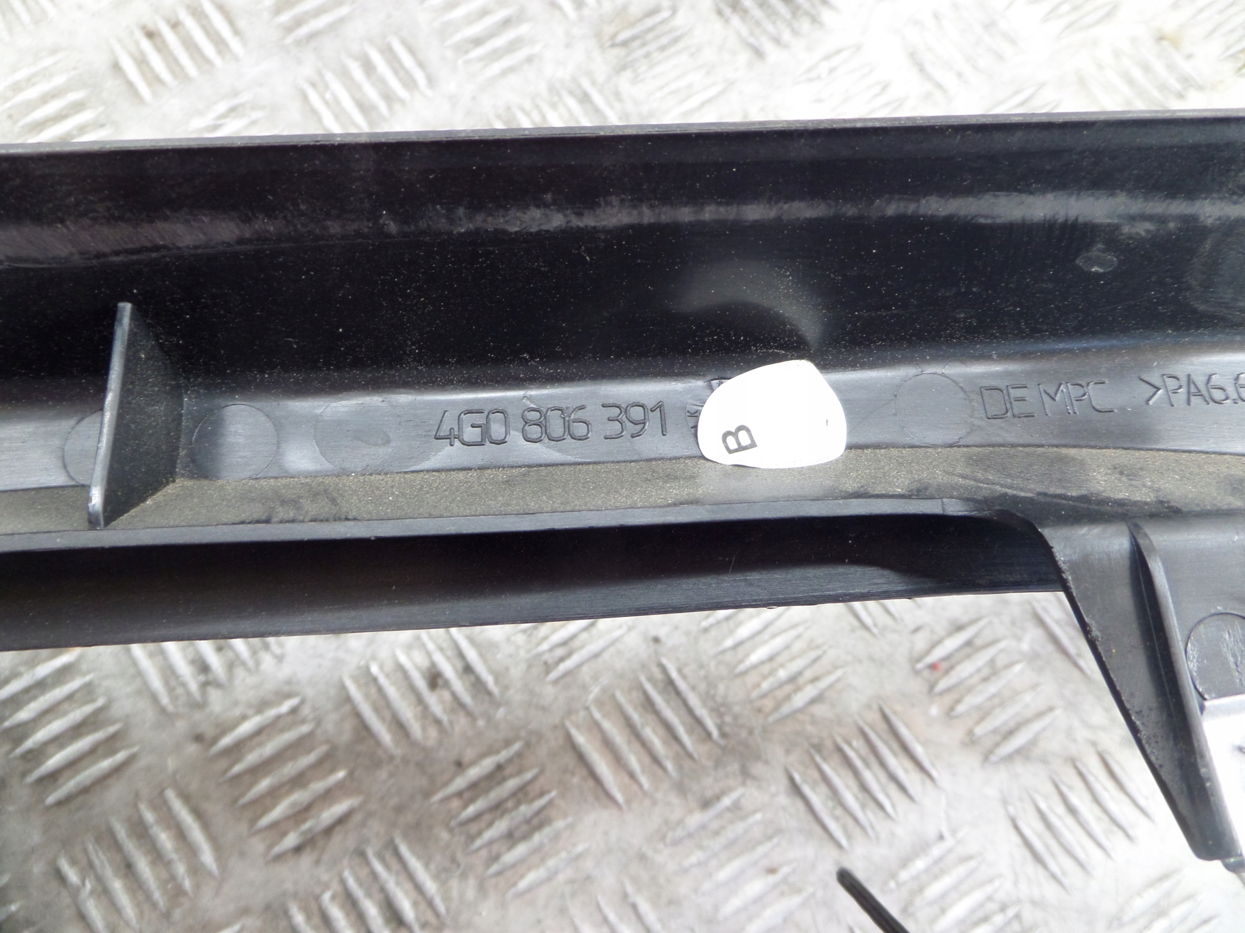 console POPRZECZNY AUDI A6 A7 C7 CALY 4G0806391