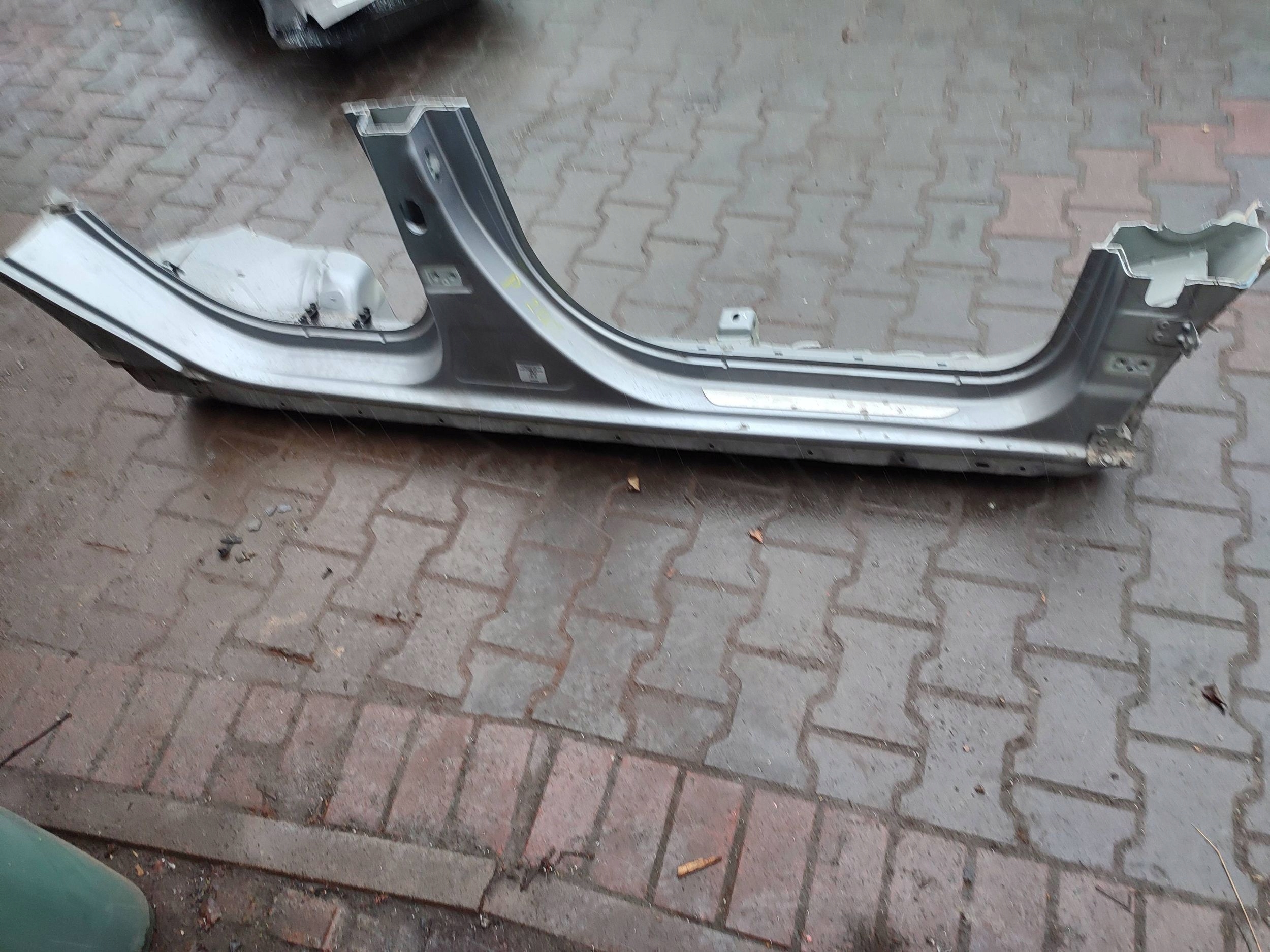 Peugeot 2008 and 2018 right side threshold