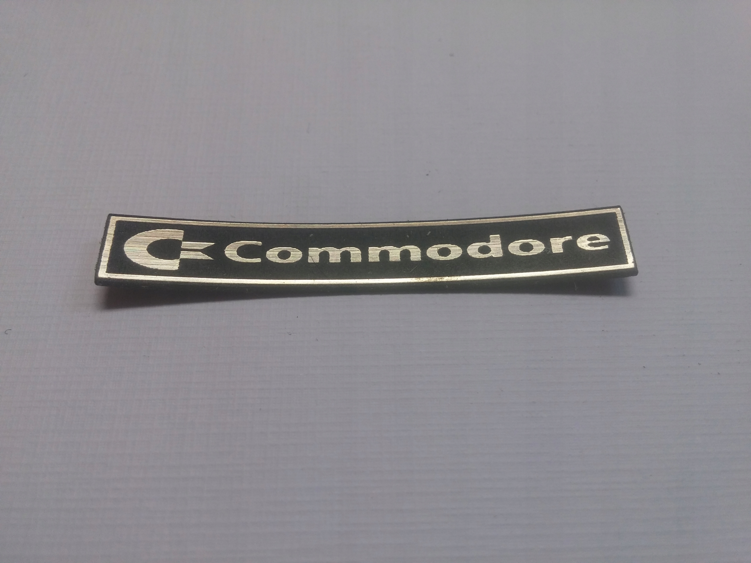 

Commodore naklejka emblemat 48 x 7 mm *złota