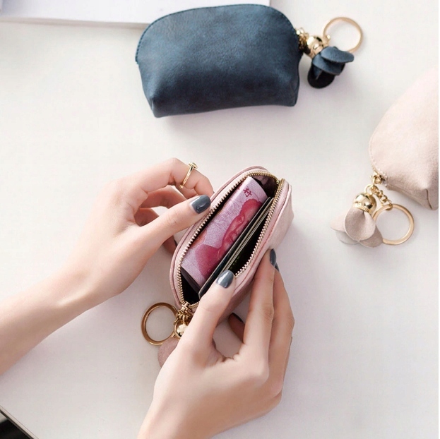 PORTFELIK ZAMSZOWA SASZETKA Z OZDOBNYM BRELOKIEM TURKUSOWY Płeć uniseks