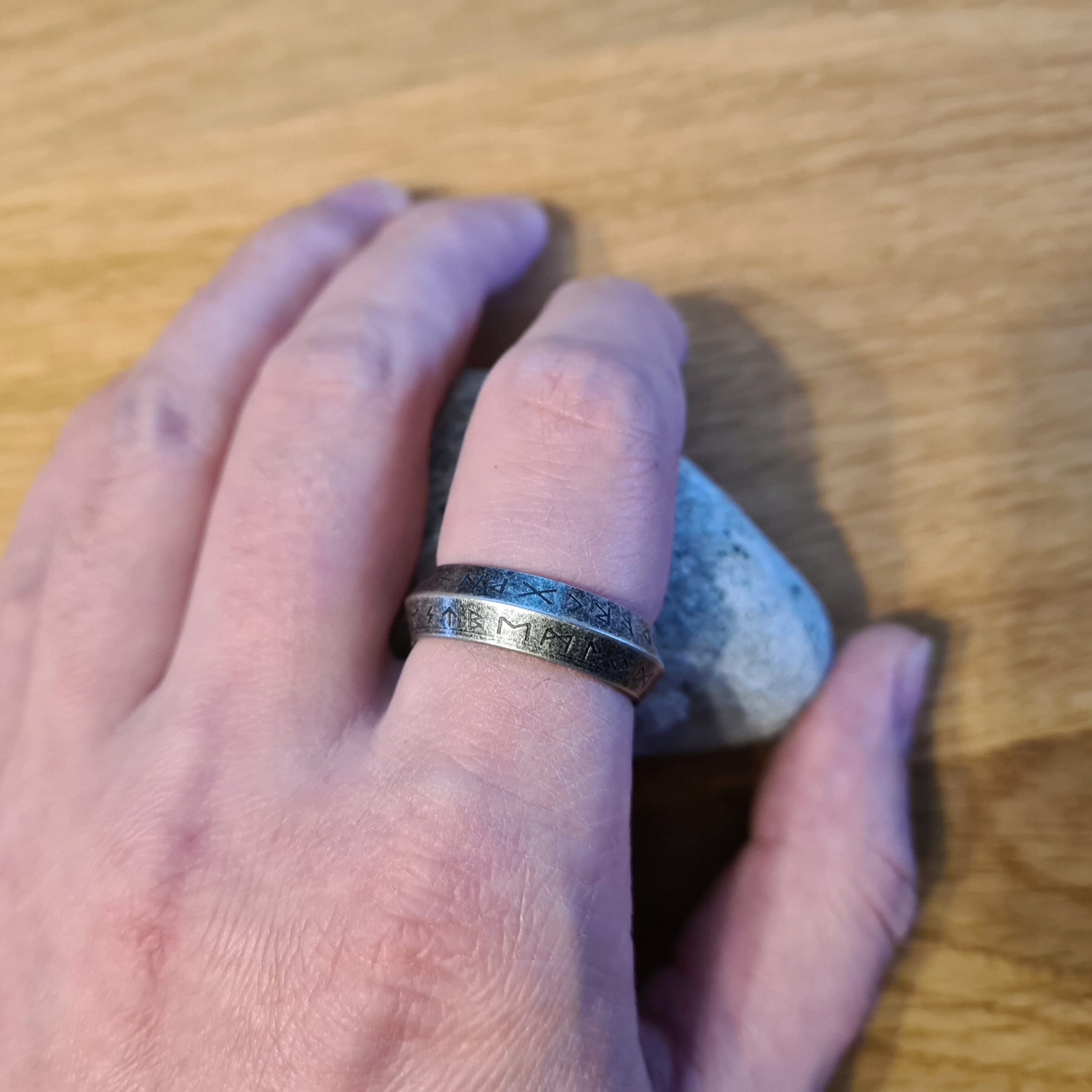 SKOŚNA NORDYCKA OBRĄCZKA SYGNET PIERŚCIEŃ PIERŚCIONEK Z RUNAMI RUNY R25 Cechy brak