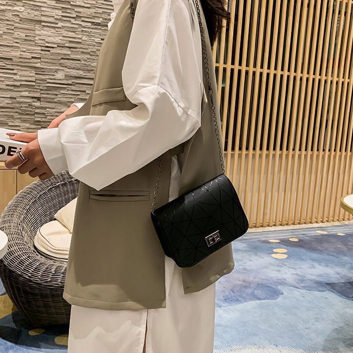 Torebka Damska Łańcuszek Na Ramię CZARNA Mała MODNA STYLOWA ELEGANCKA MINI Styl miejski