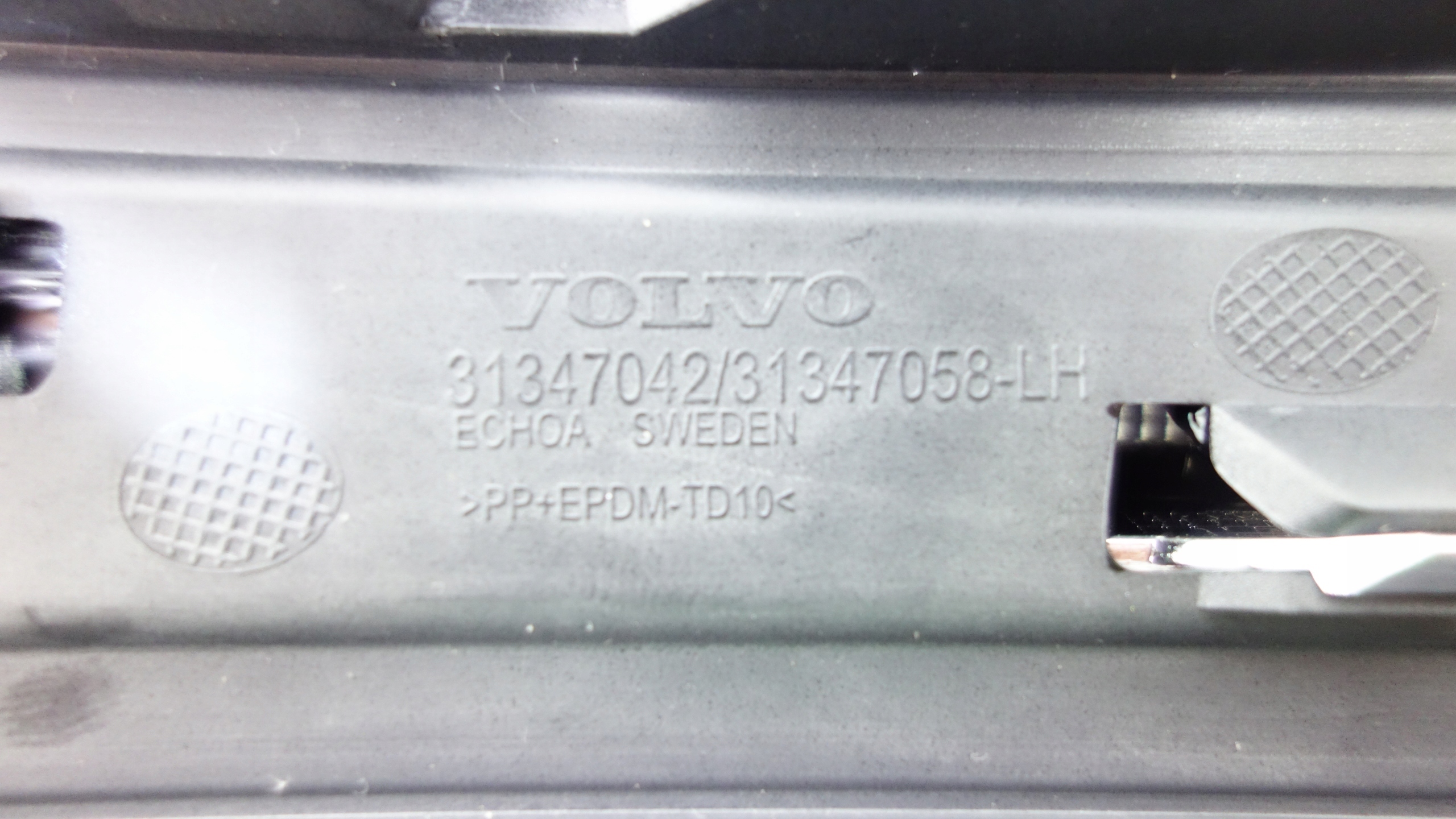 grid of a bumper left front VOLVO V40 II 12-19 31347058