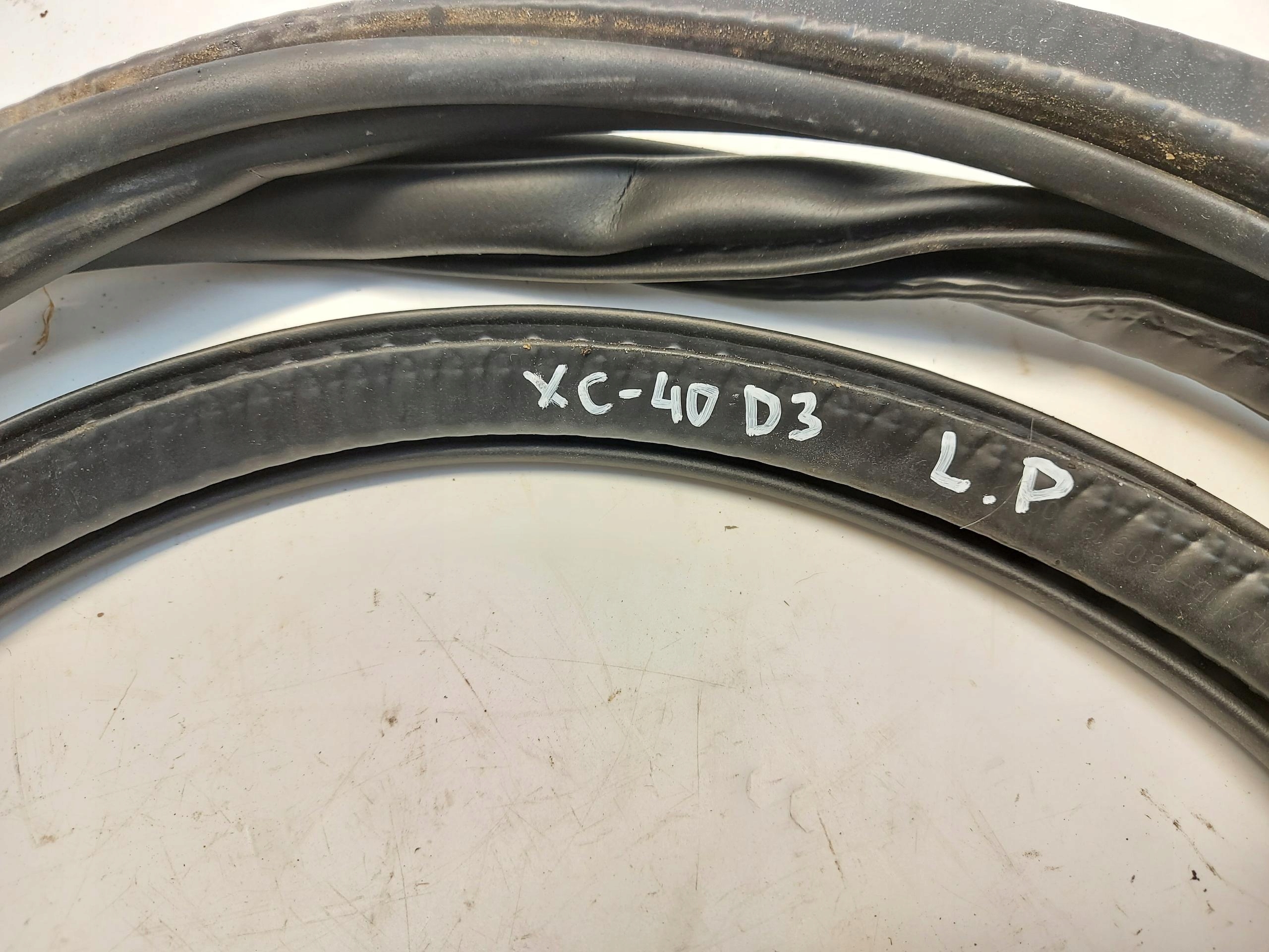 VOLVO XC40 D3 těsnění dveře předek levá
