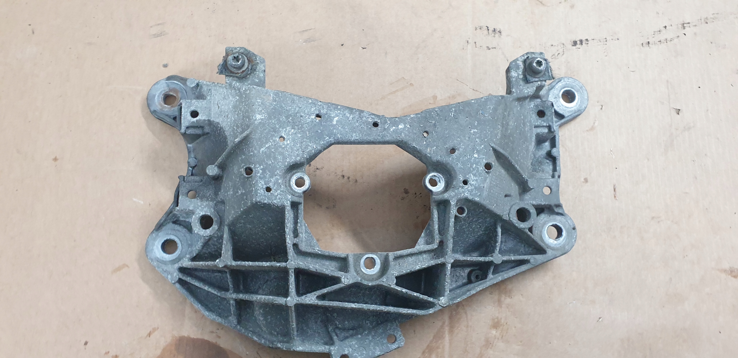 Опора коробки передач AUDI A8 D4 4H0399263AD