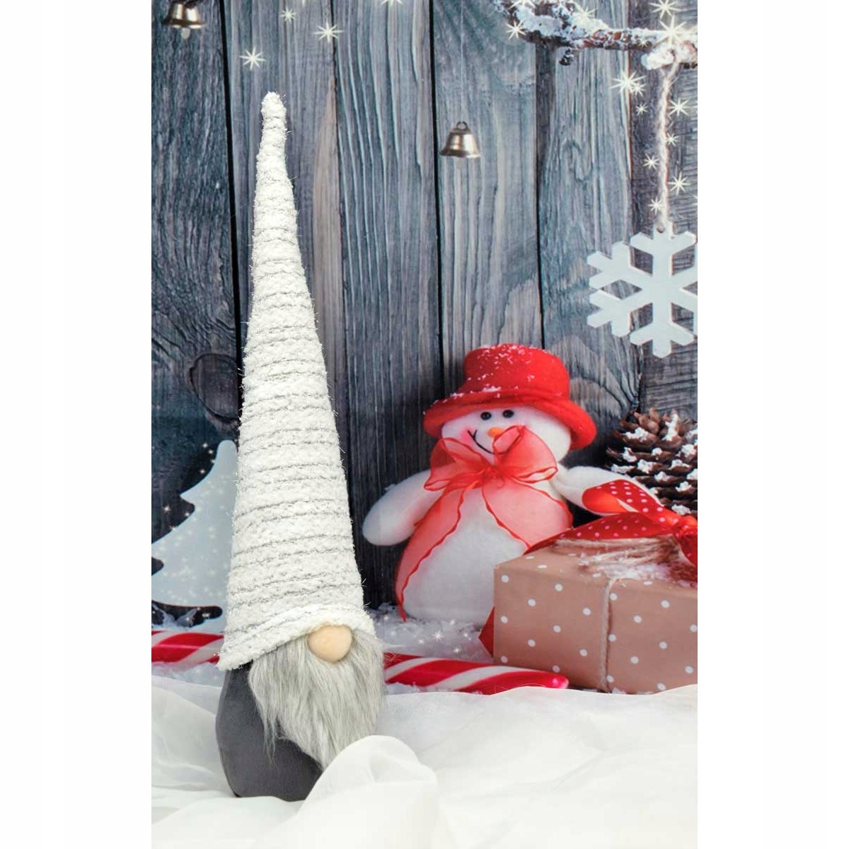 SKRZAT KRASNAL Z DŁUGĄ BIAŁĄ CZAPKĄ I ŚWIECĄCYM NOSEM 10x9x42CM LED Wysokość produktu 42 cm