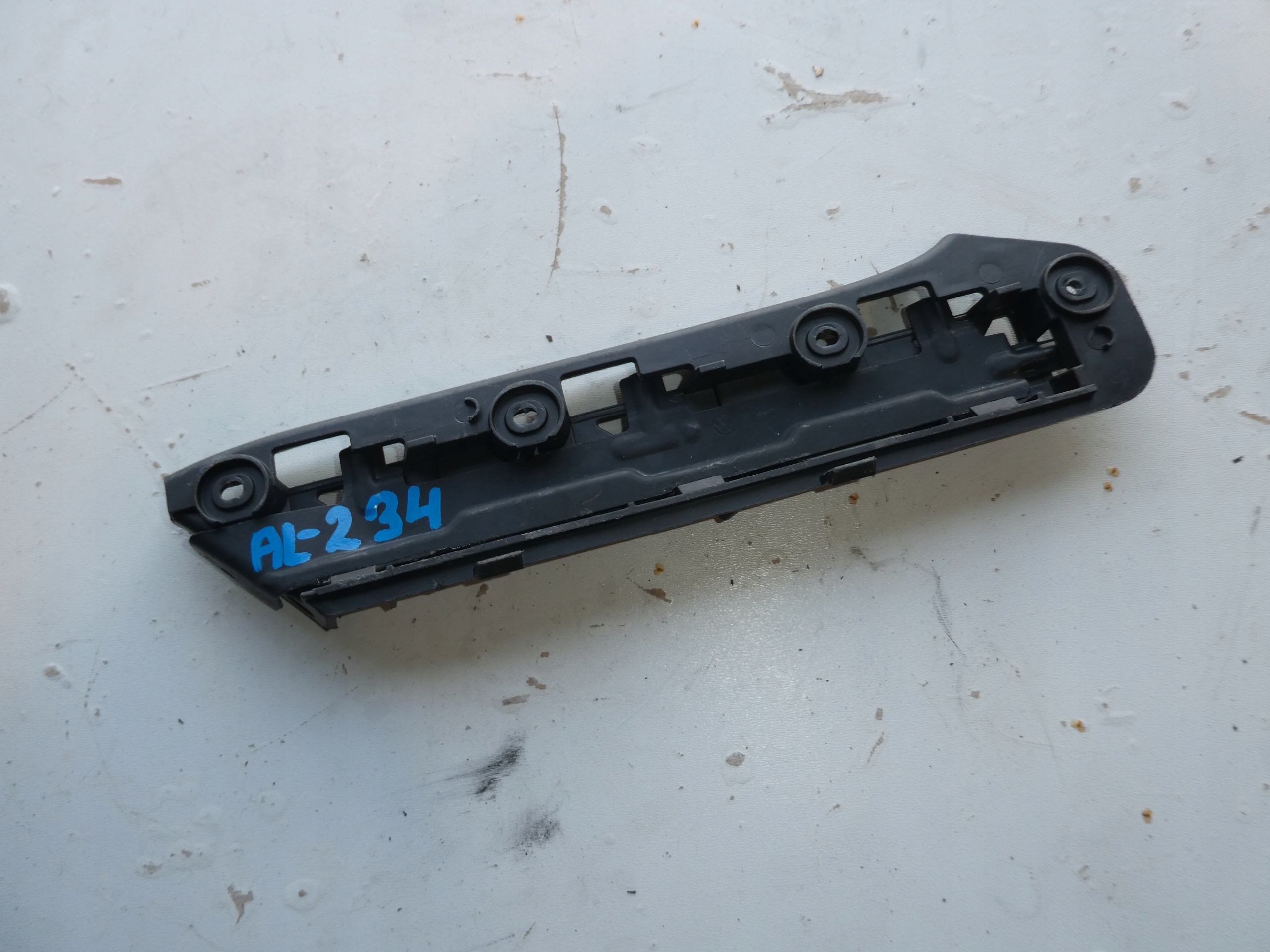 VW TOURAN and 03R bumper bracket front 1T0807935