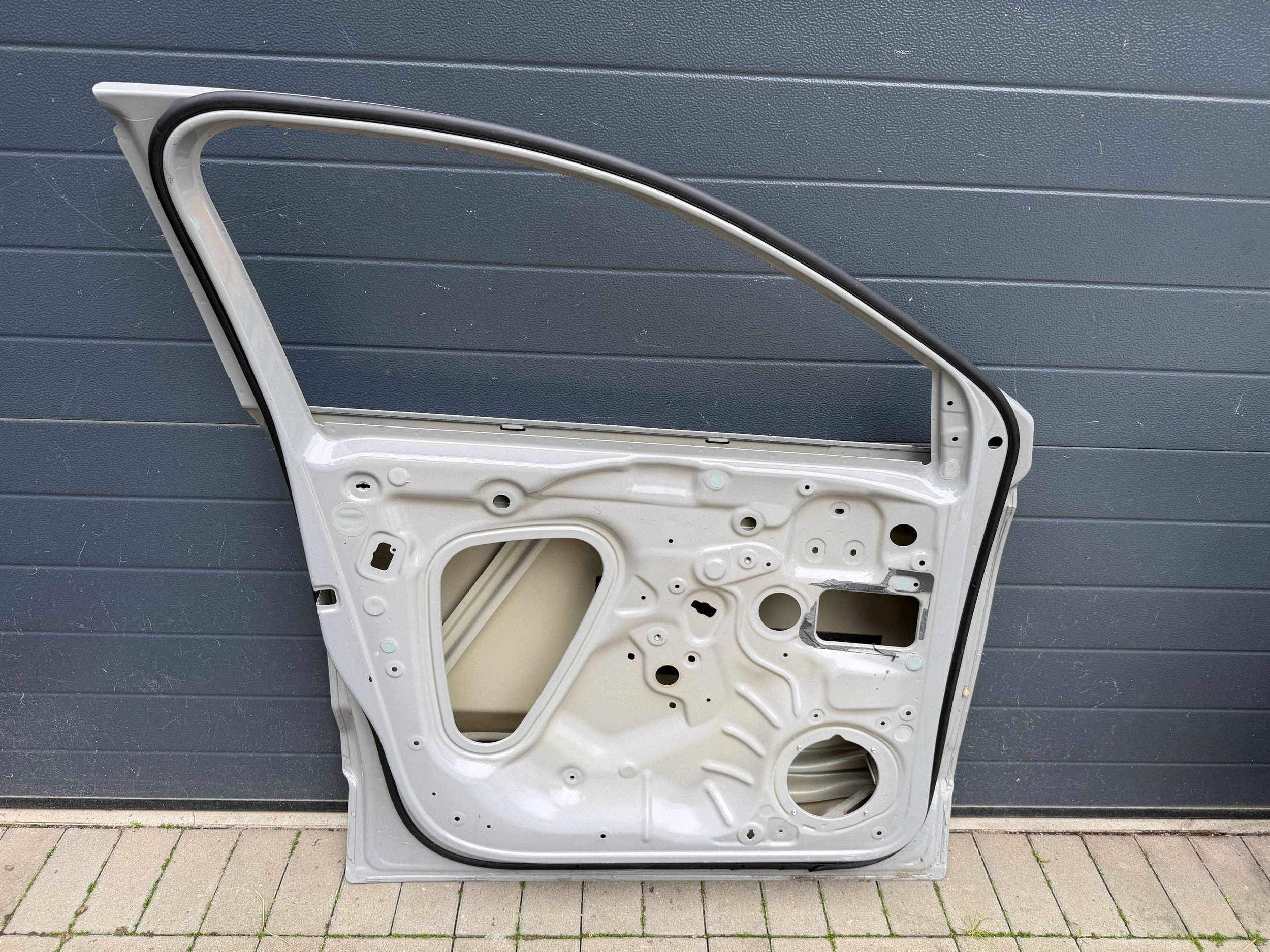 Skoda Karoq 575 16- door left front front