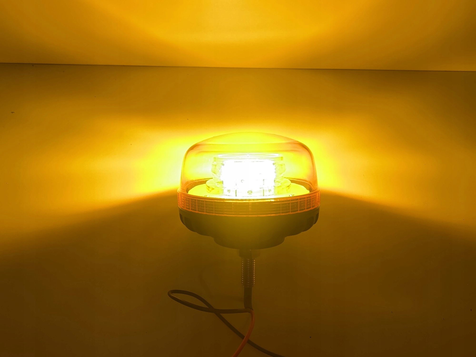 LAMPA BŁYSKOWA 36x LED KOGUT OPTI NA ŚRUBĘ 12V 24V Numer katalogowy części AT-817