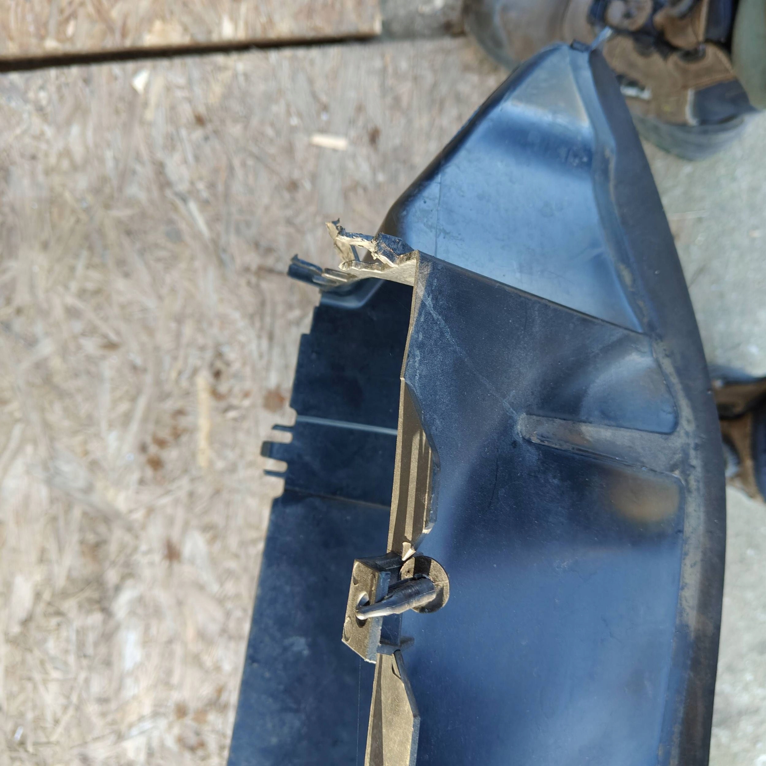 drain air front Ford Fiesta H1BB8B412A
