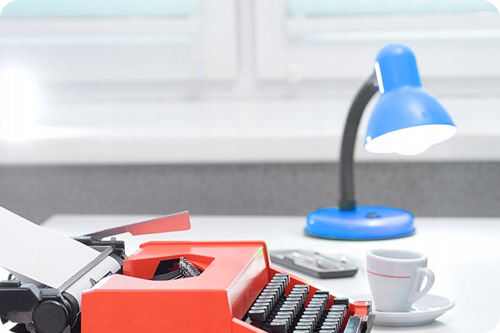 MAŁA LAMPKA BIURKOWA NA ŻARÓWKĘ E27 Zasilanie sieciowe