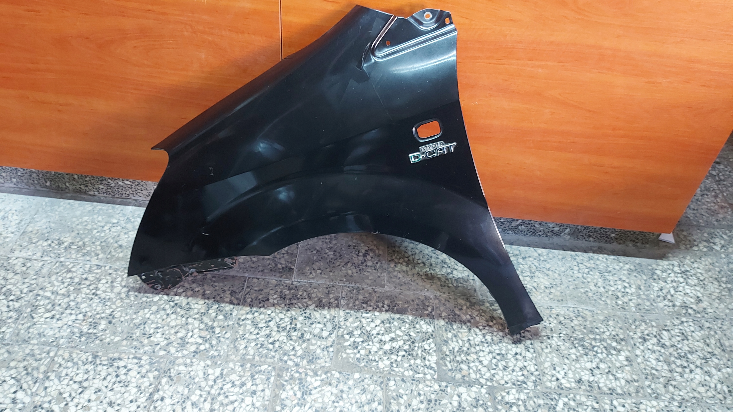 fender left front TOYOTA COROLLA VERSO II 04
