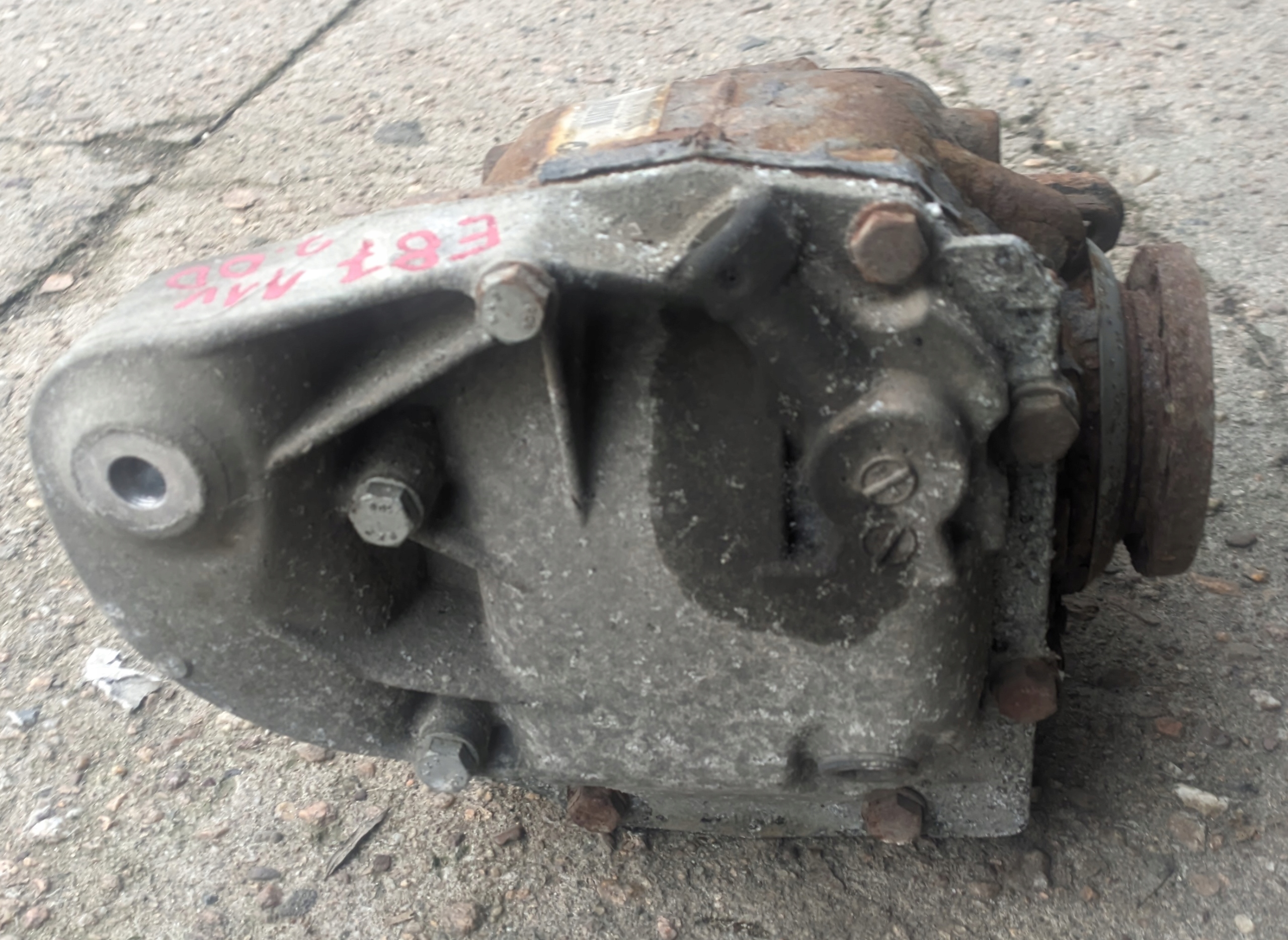 BMW E87 2.0D 11R differential rear diff 7598855