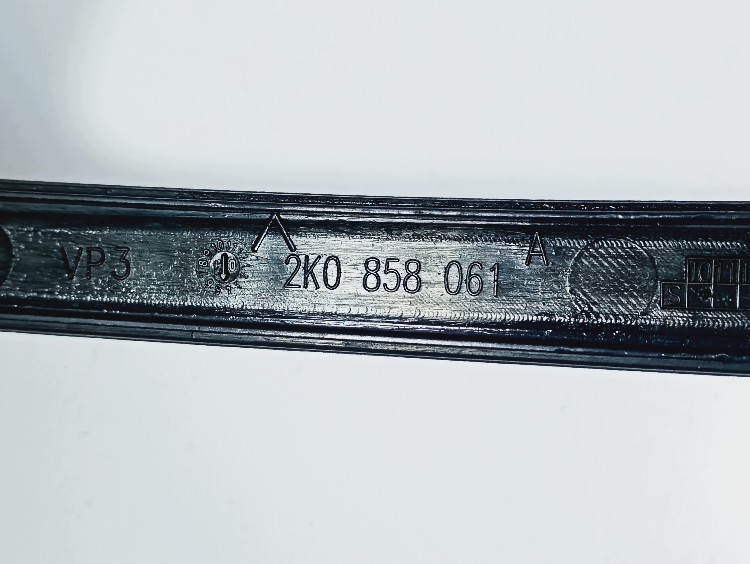 couverture châssis radio OE 2K0858061 VW CADDY 3 III 04-10