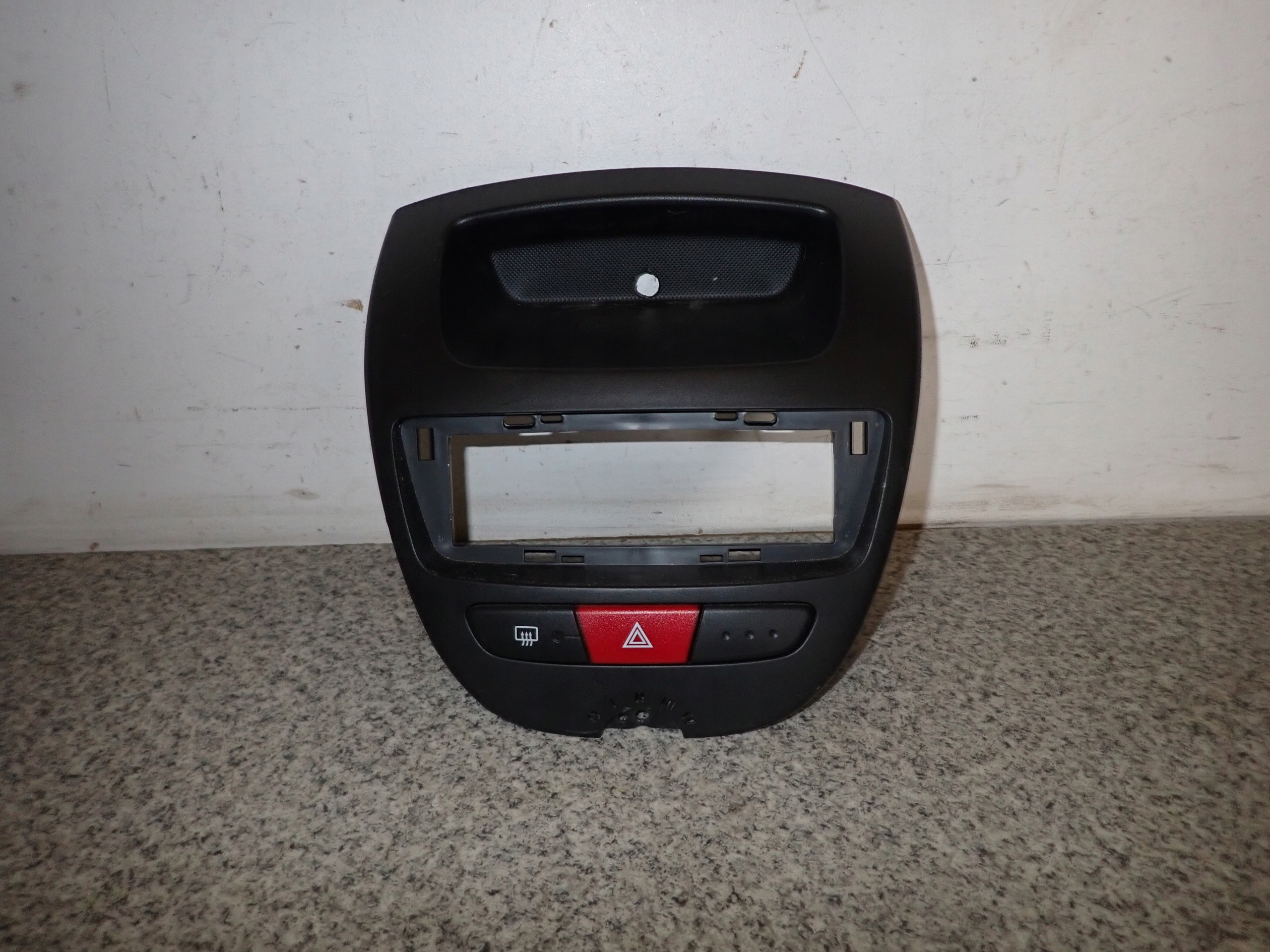 TOYOTA AYGO 05-РАМКА АВАРИЙНОГО ПЕРЕКЛЮЧАТЕЛЯ РАДИО