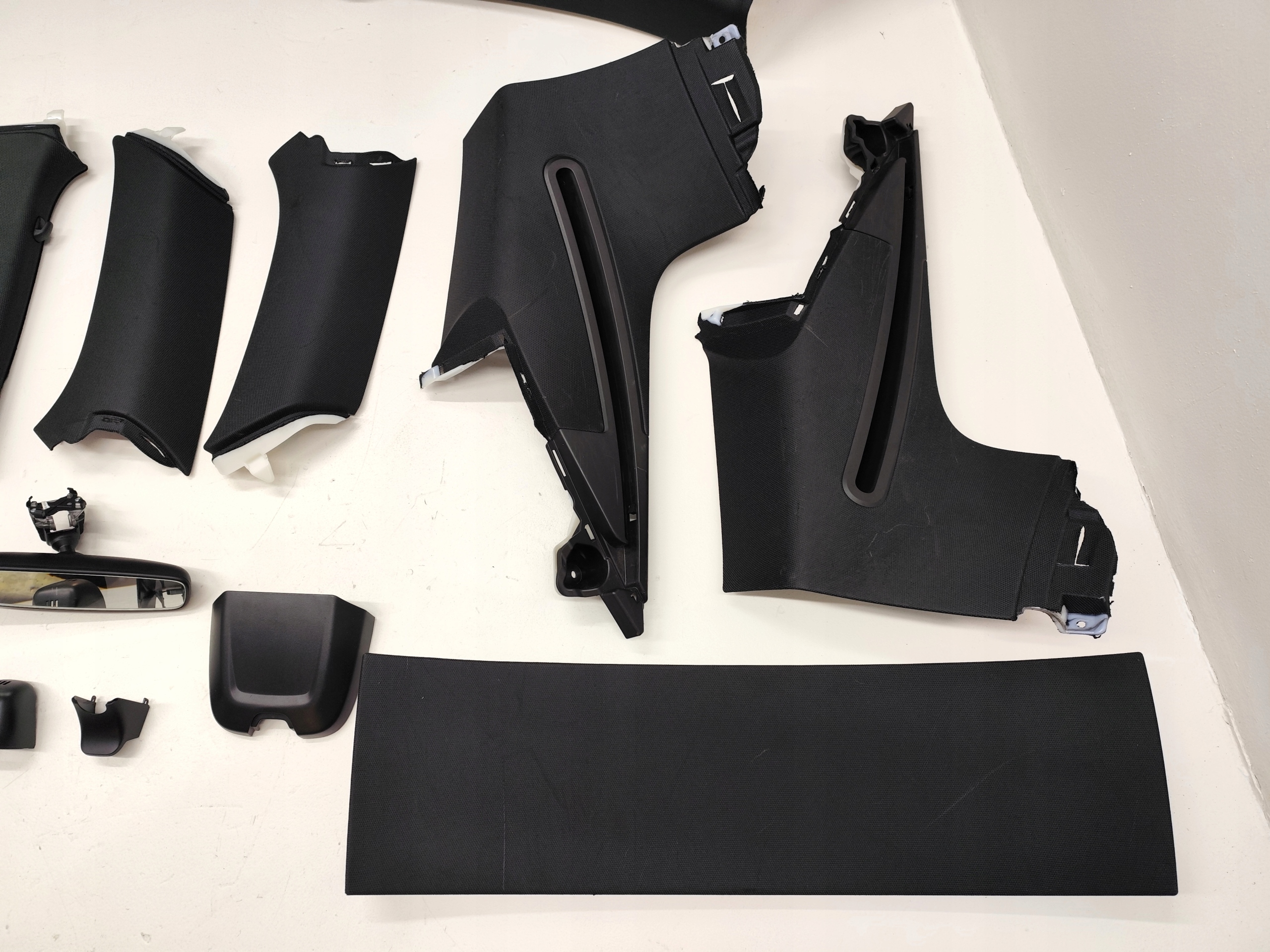 AUDI A4 B9 AVANT S-LINE PODSUFITKA CZARNA KOMPLET Numer katalogowy części 8W9867506L