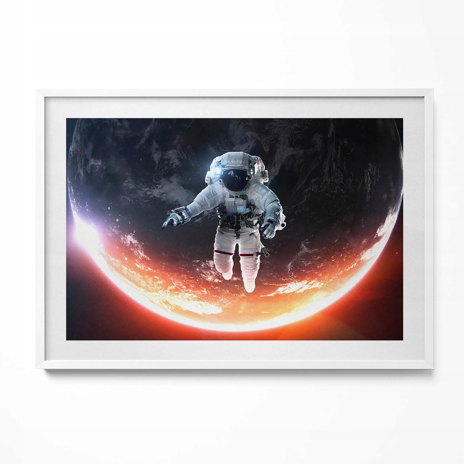 Dekorativní nástěnný obraz s rámem a loftovou grafikou Astronaut ve vesmíru 100 x 70 cm