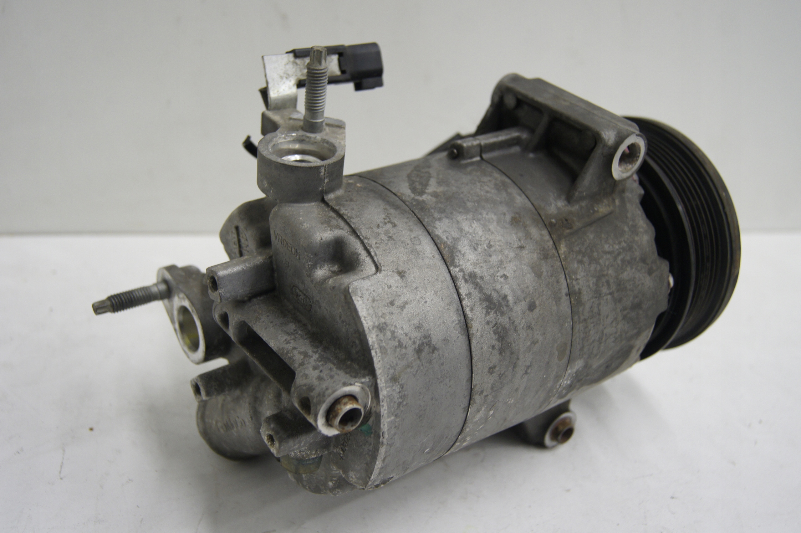 компрессор кондиционера FORD Fiesta MK7 1.0 2014 C1B1-19D629-AE