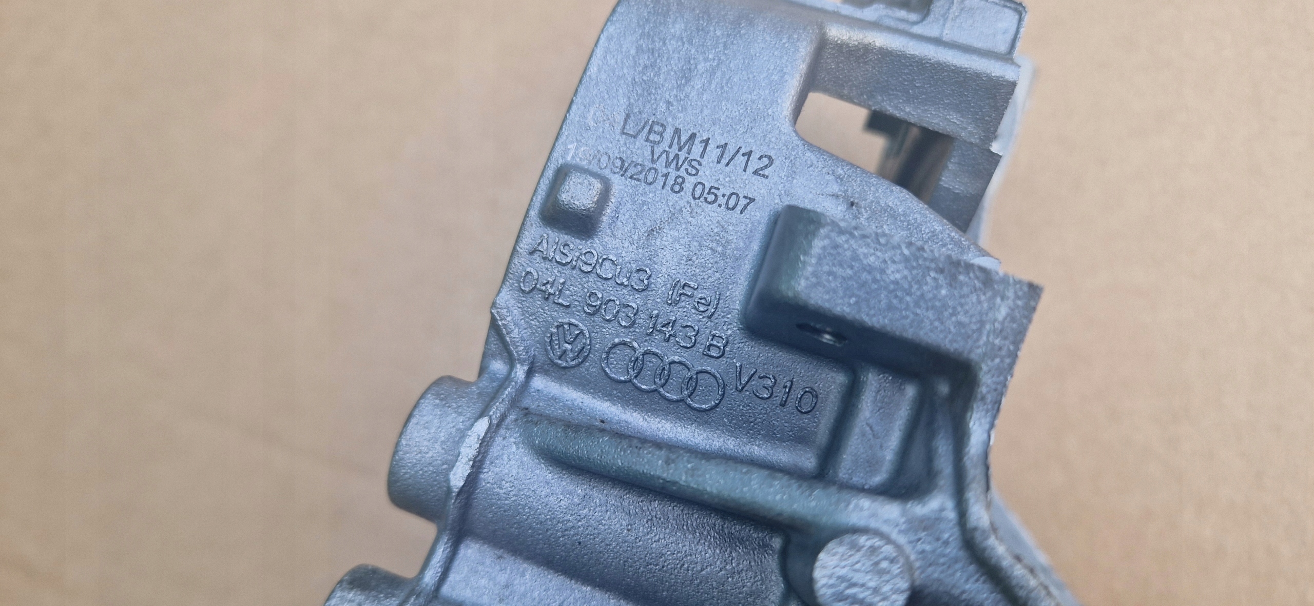 Stütze ALTERNATORA 04L903143B VW SKODA ORYGNAL neu