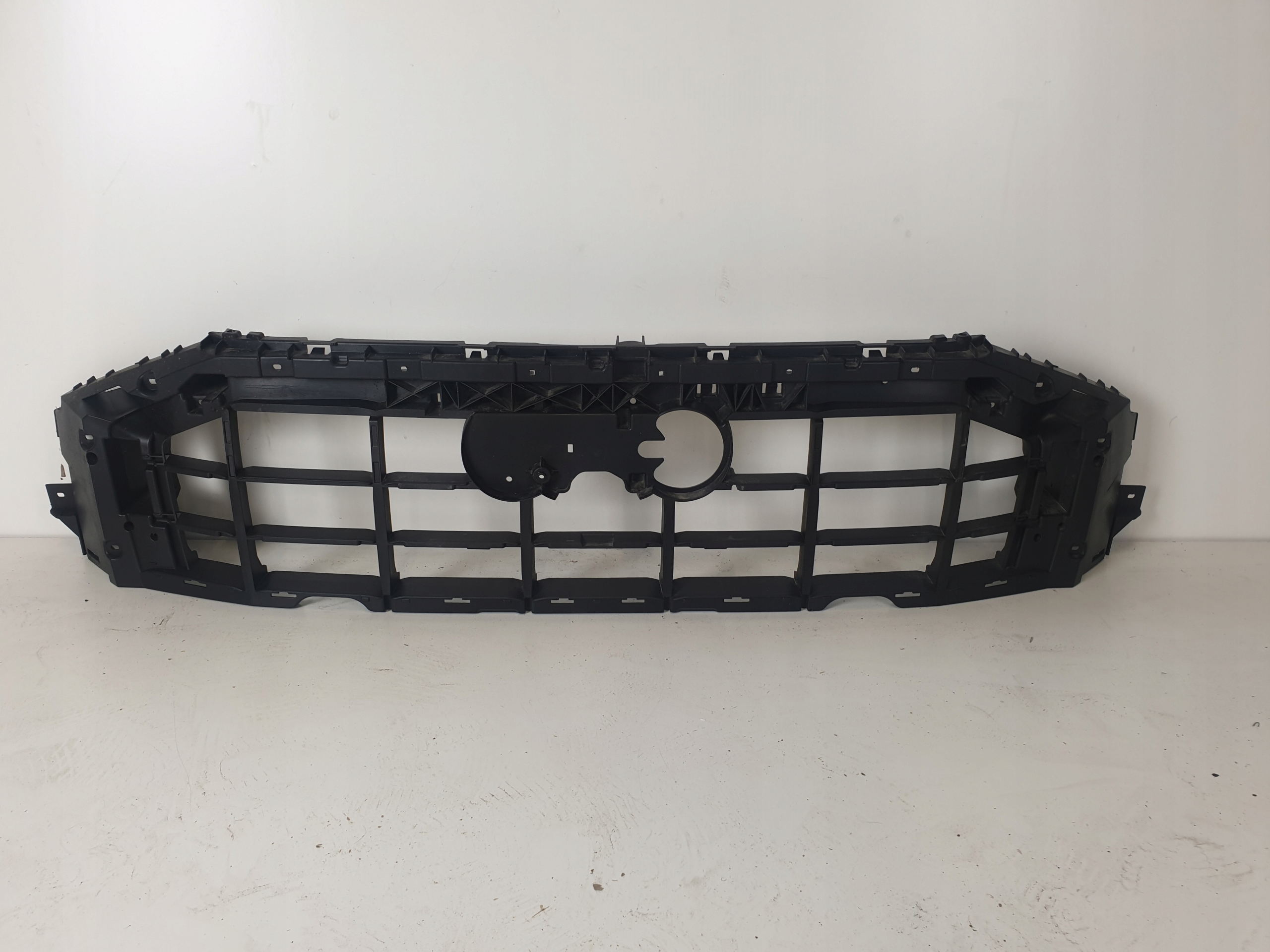 4M8807233 - AUDI Q8 RSQ8 кронштейн кріплення бампера манекен