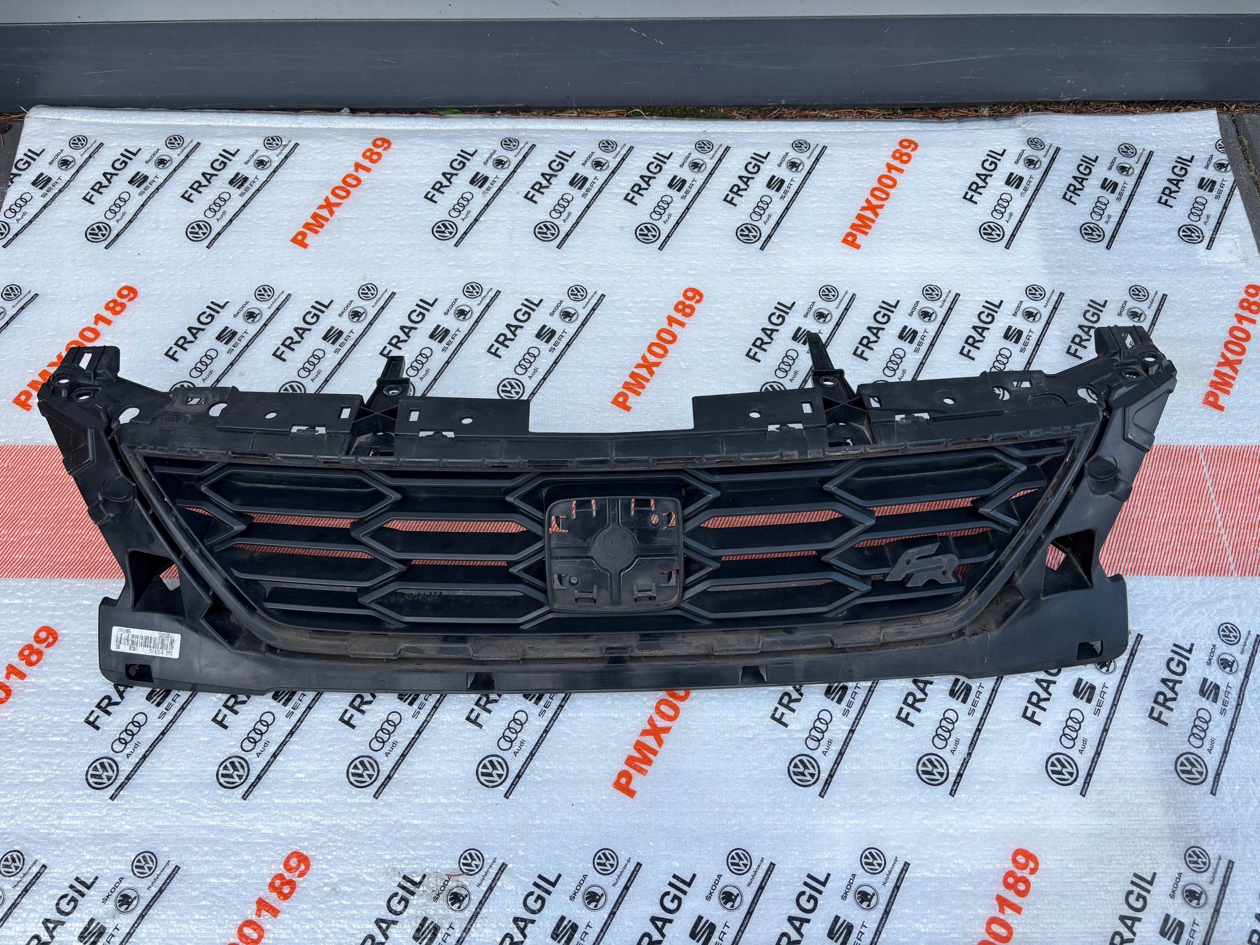 seat LEON 3 5F0853654J решетка радиатора
