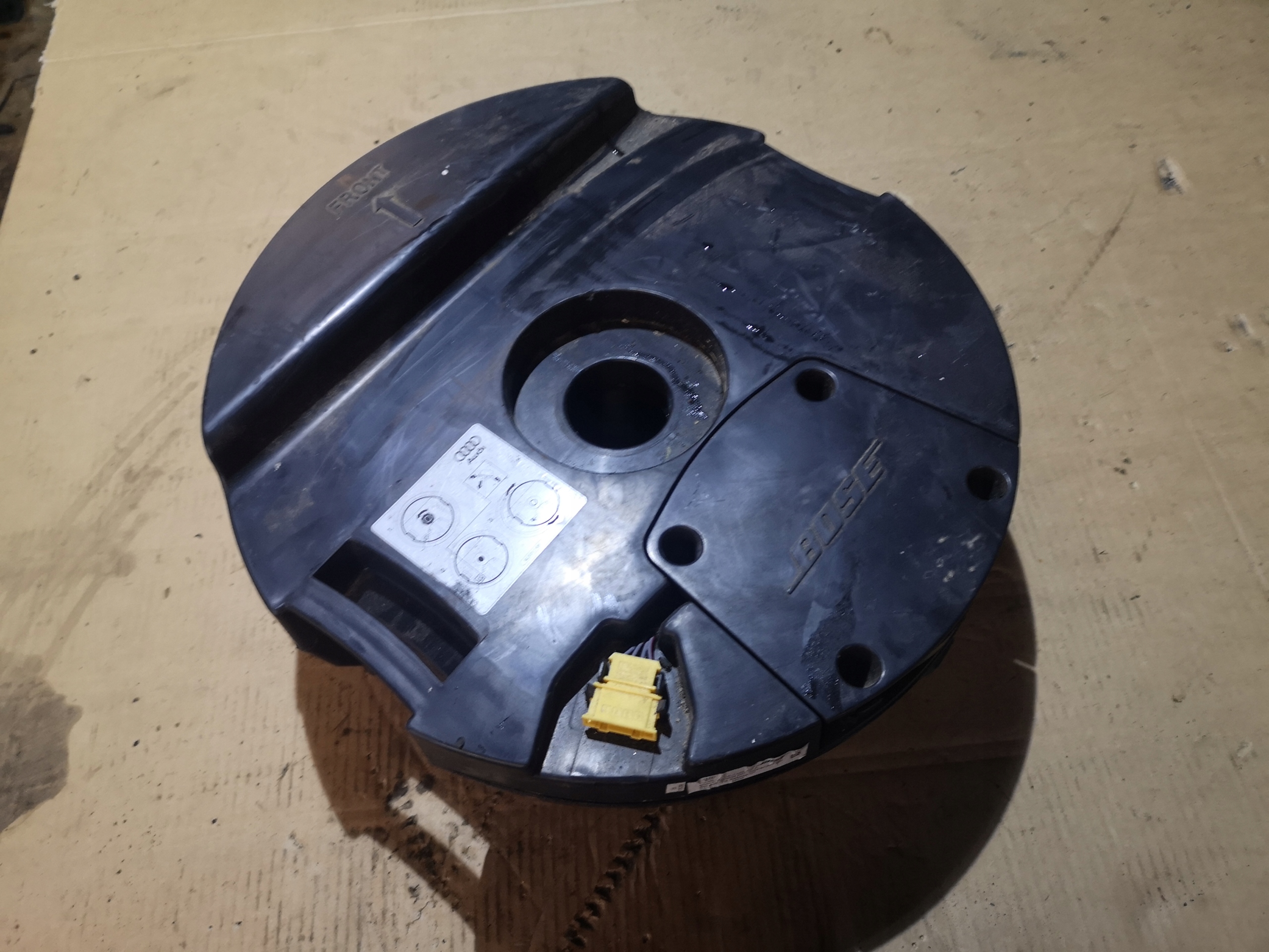 AUDI Q7 4L 0509r SUBWOOFER GŁOŚNIK BOSE AUDI Q7 4L 0509r SUBWOOFER