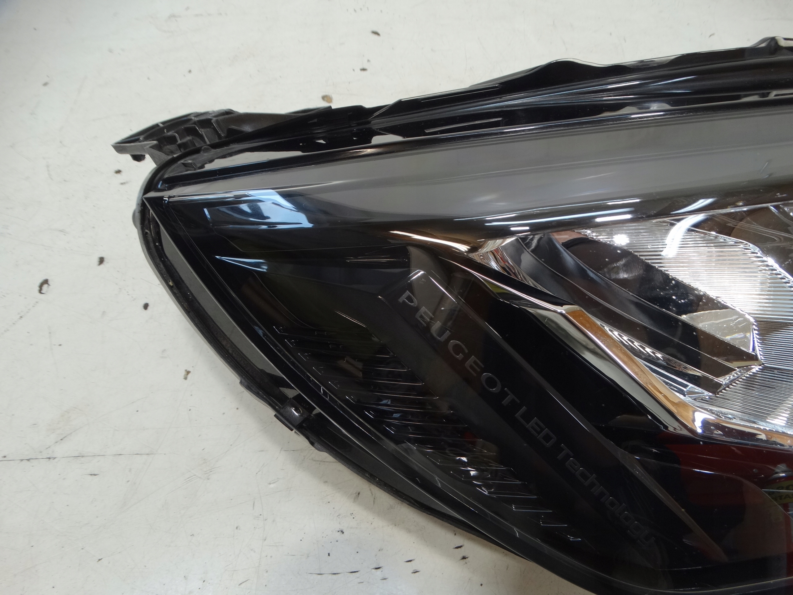 light right front FULL LED PEUGEOT 208 9833036180 EUROPA