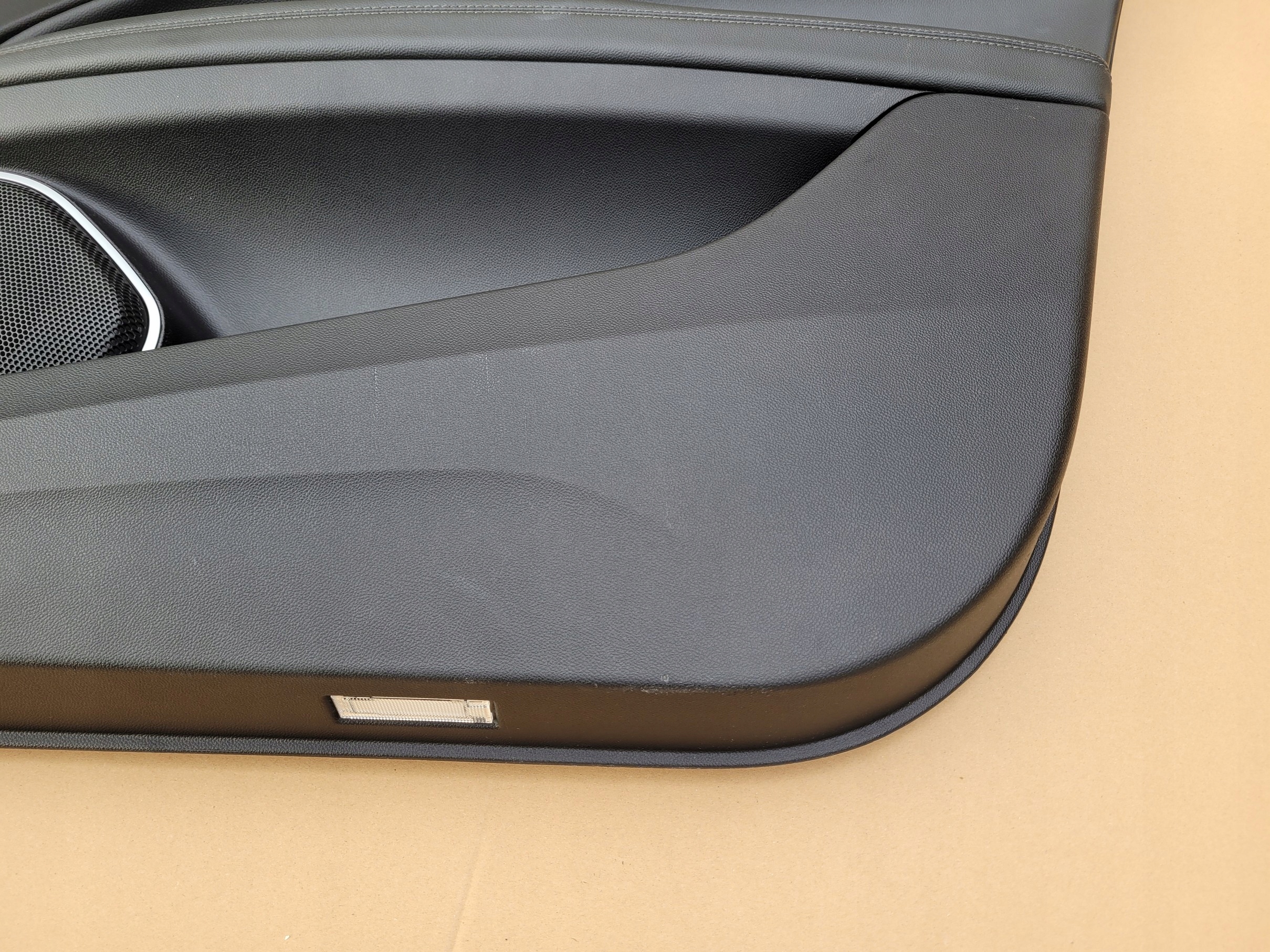 BOCZEK TAPICERKA DRZWI MASERATI QUATTROPORTE PRAWA Producent części Maserati OE