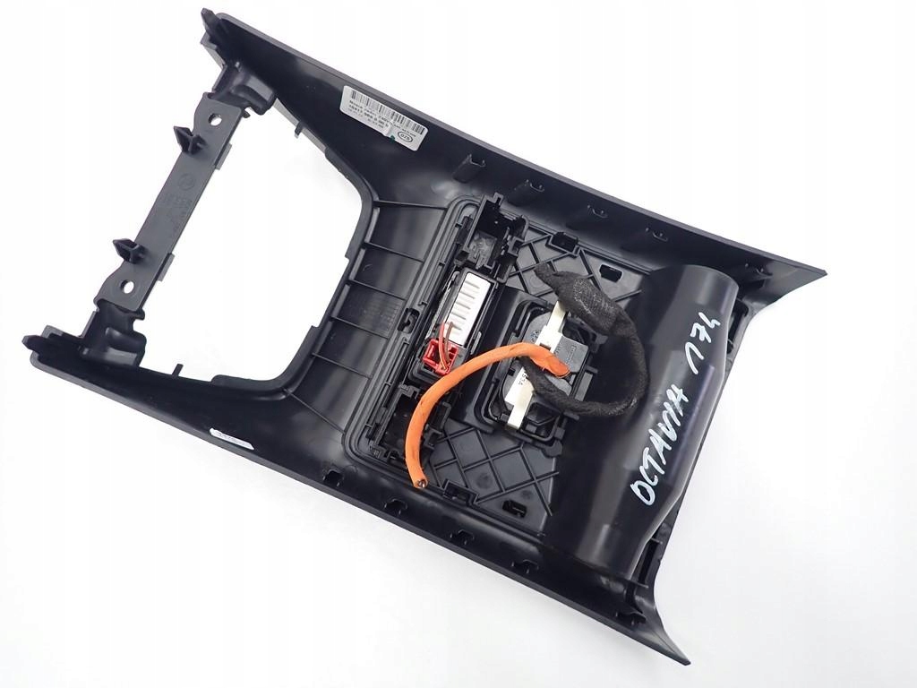 OSŁONA OBUDOWA TUNELU GNIAZDO USB NAPIĘCIA SKODA OCTAVIA III 5E 17R Typ samochodu Samochody osobowe