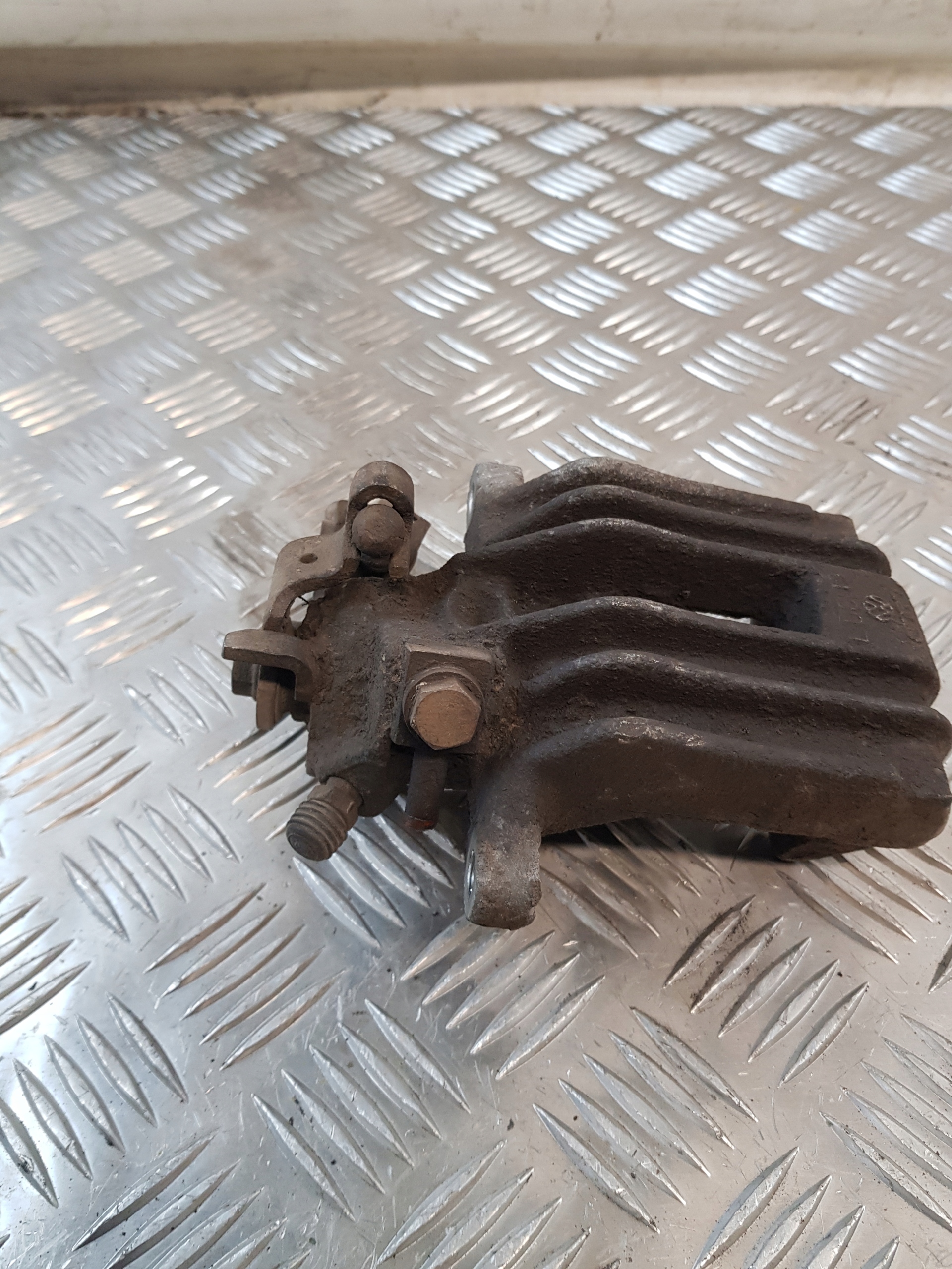 SEAT LEON a třmen brzdový levý záď