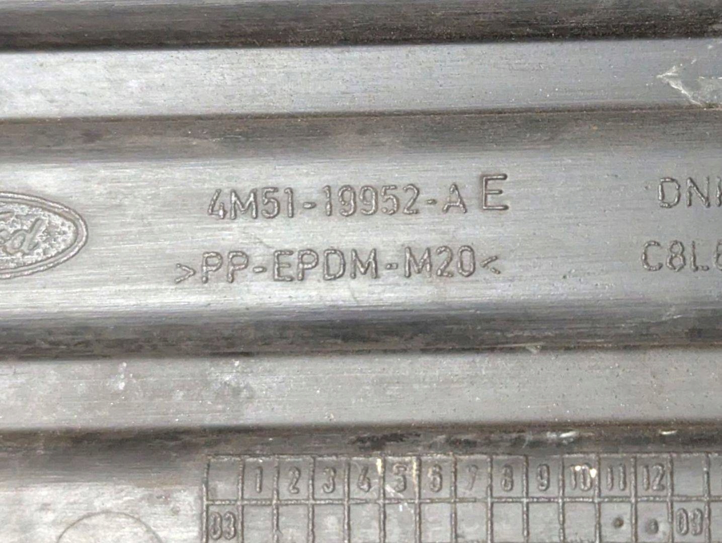 side grid of a bumper right side Ford Focus 2 2005 4M51-19952-AE