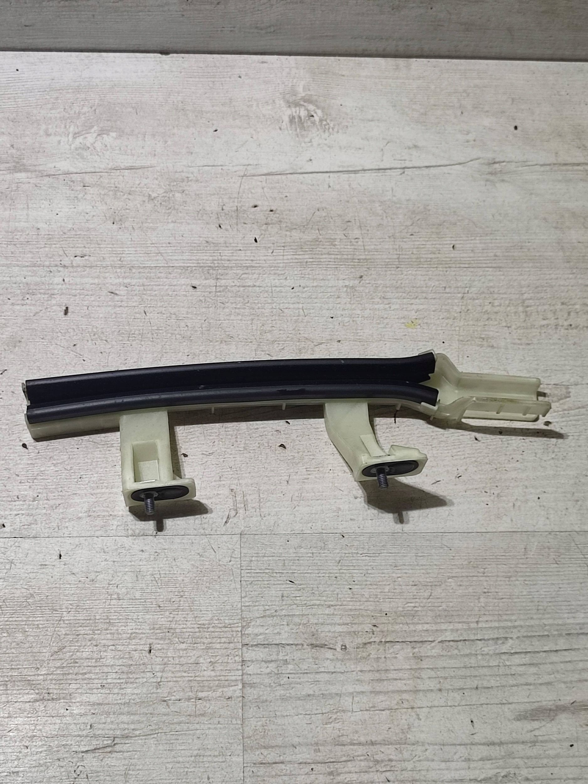 Opel Corsa F 2020 front side left Element mocujacy szybe
