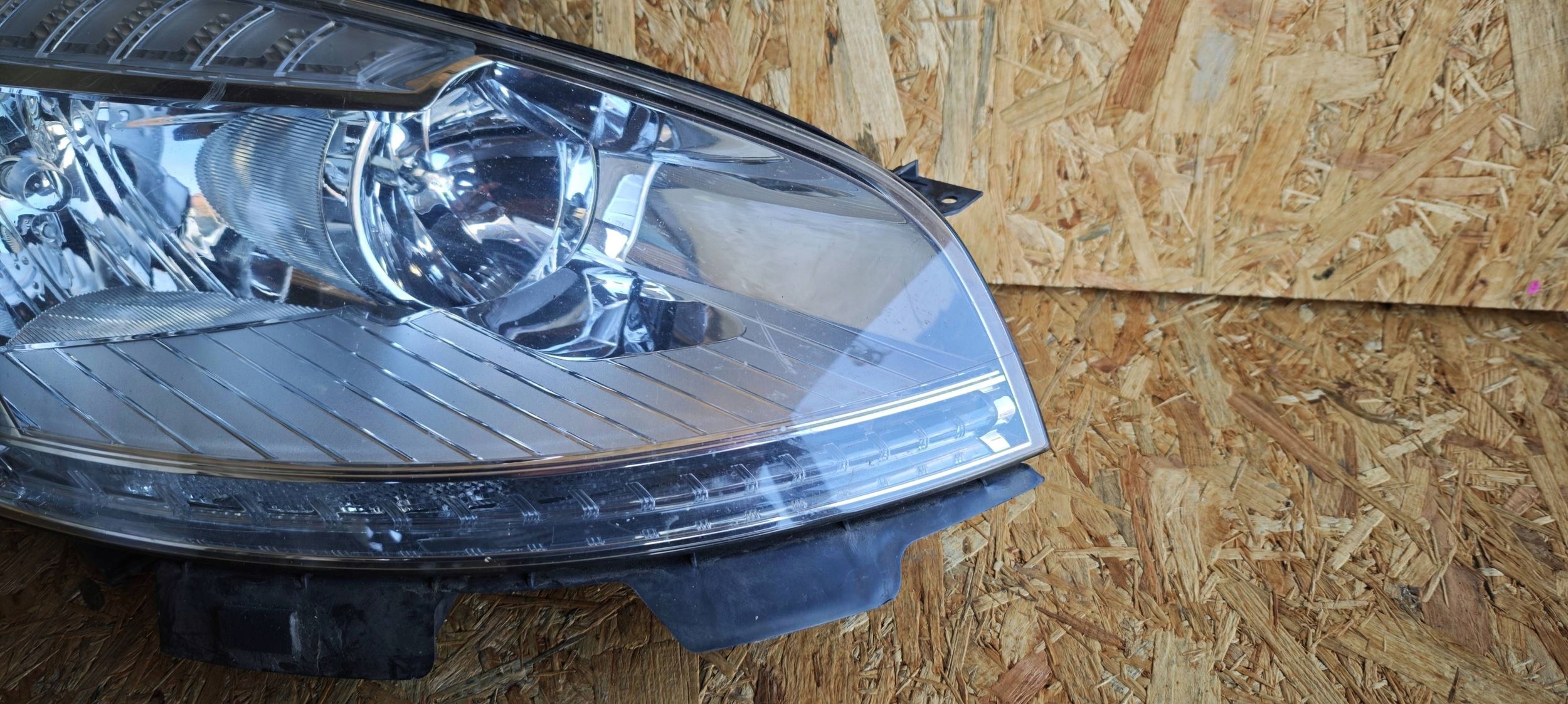 Reflektor front side right Citroen C4 and Picasso lift