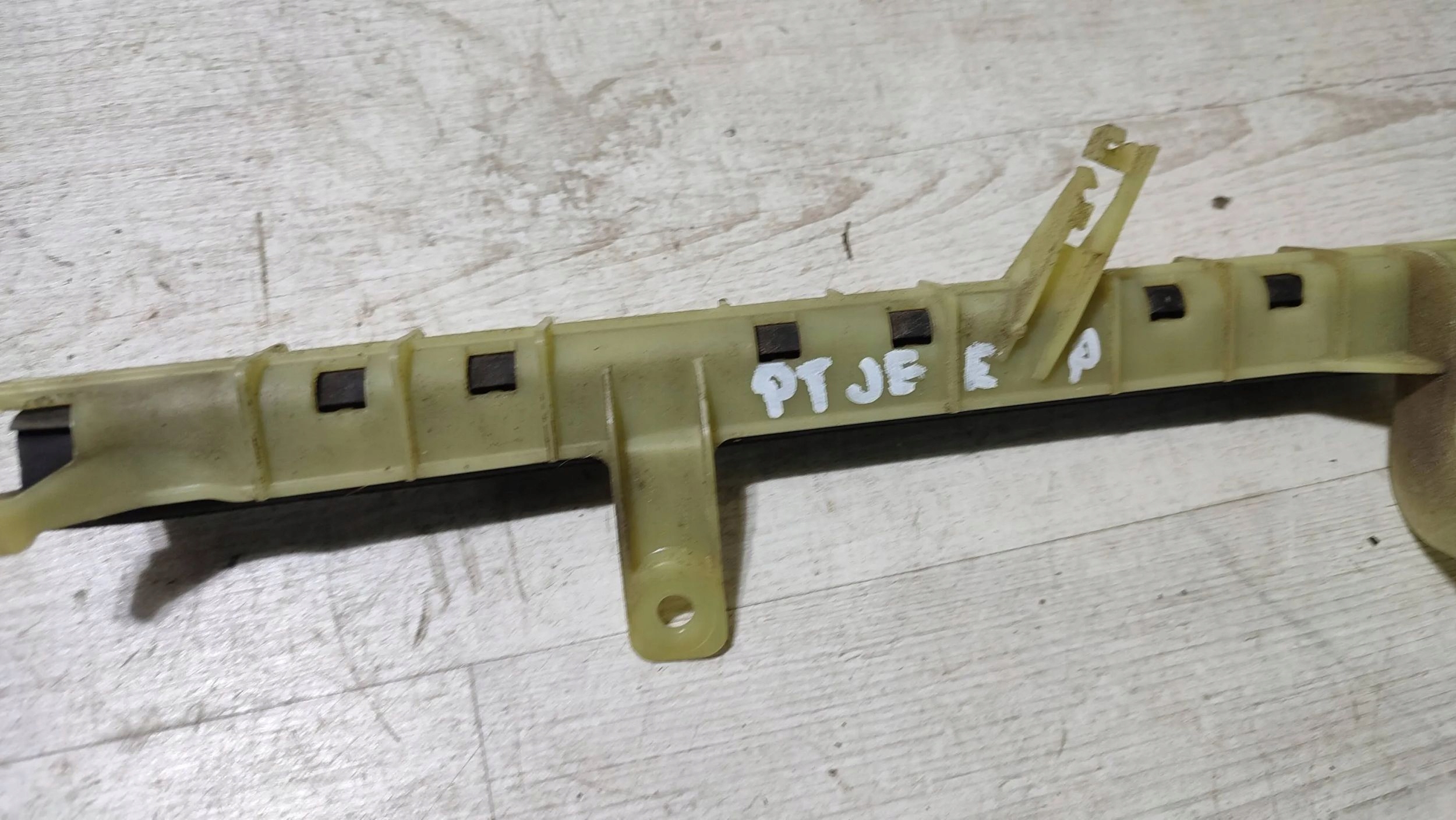 Jeep Cherokee 2015 rear part side right prowadnica right rear part