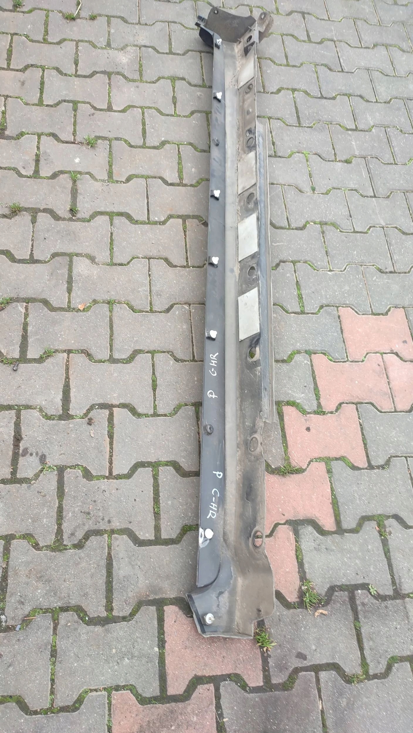 Toyota C-HR and 2019 right side moulding threshold