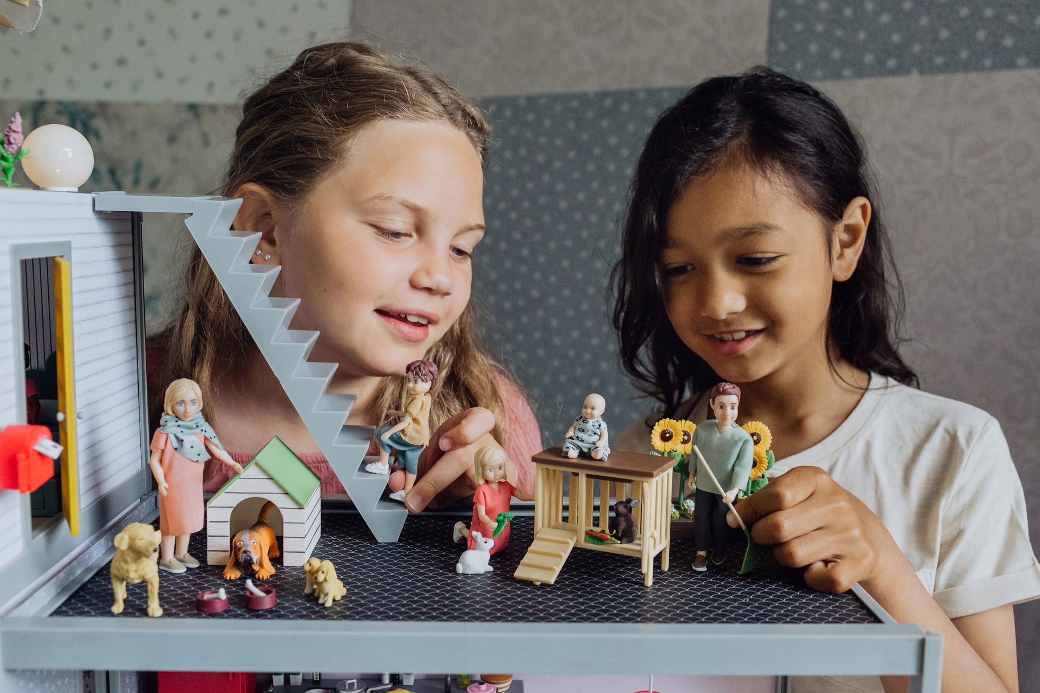 CHARLIE CSALÁD HÁZIKÓ JÁTÉKBABA SZETT 5 DB-OS LUNDBY Márka márkanév nélkül