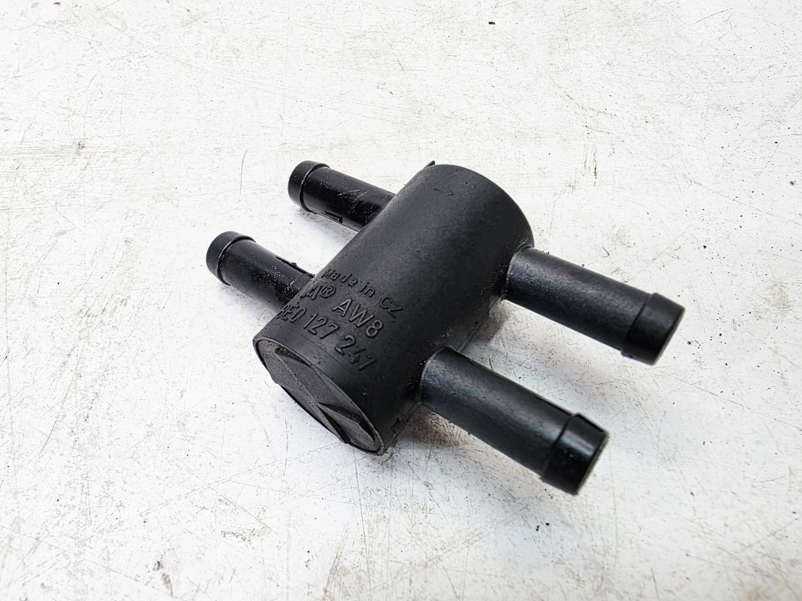 ROZDZIELACZ ventil goriva AUDI A4 B7 8E0127247