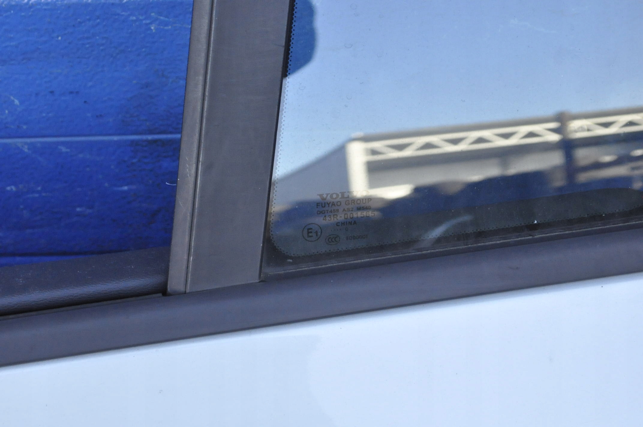 VOLVO S60 II DRZWI LEWY TYŁ TYLNE KOMPLETNE 481-16 Producent części Volvo