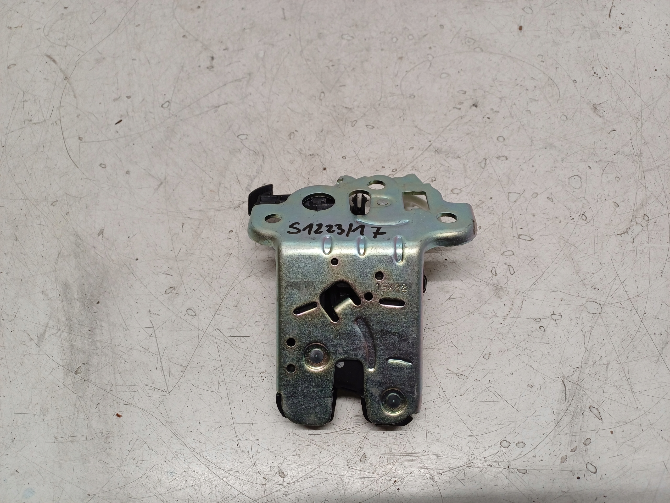 VW AUDI SKODA ZAMEK KLAPY TYŁ 8R0827505A