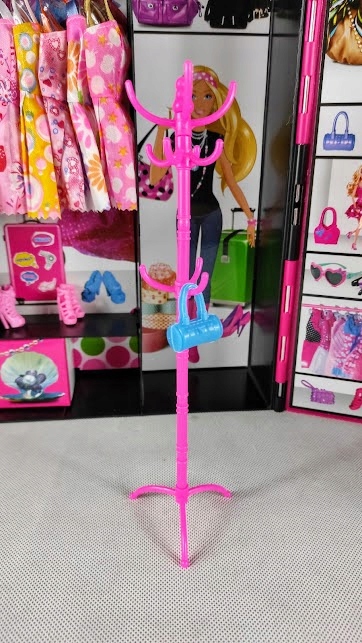 Szafa garderoba z dwiema lalkami Wiek dziecka 3 lata +